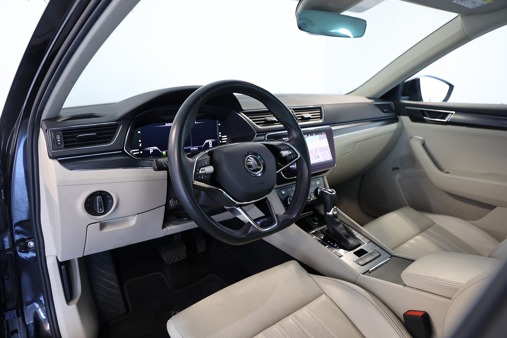 SKODA Superb Combi 2.0 TDI Style DSG-image-12