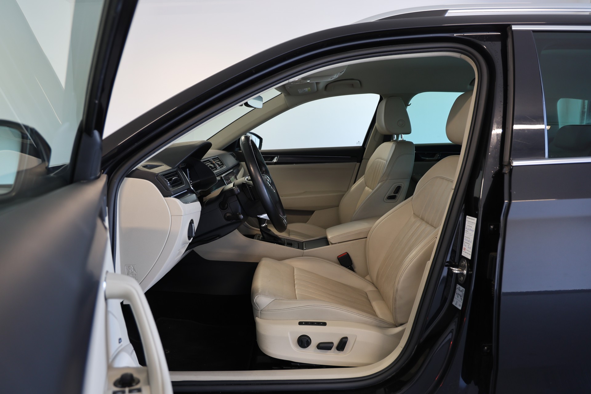 SKODA Superb Combi 2.0 TDI Style DSG-image-5