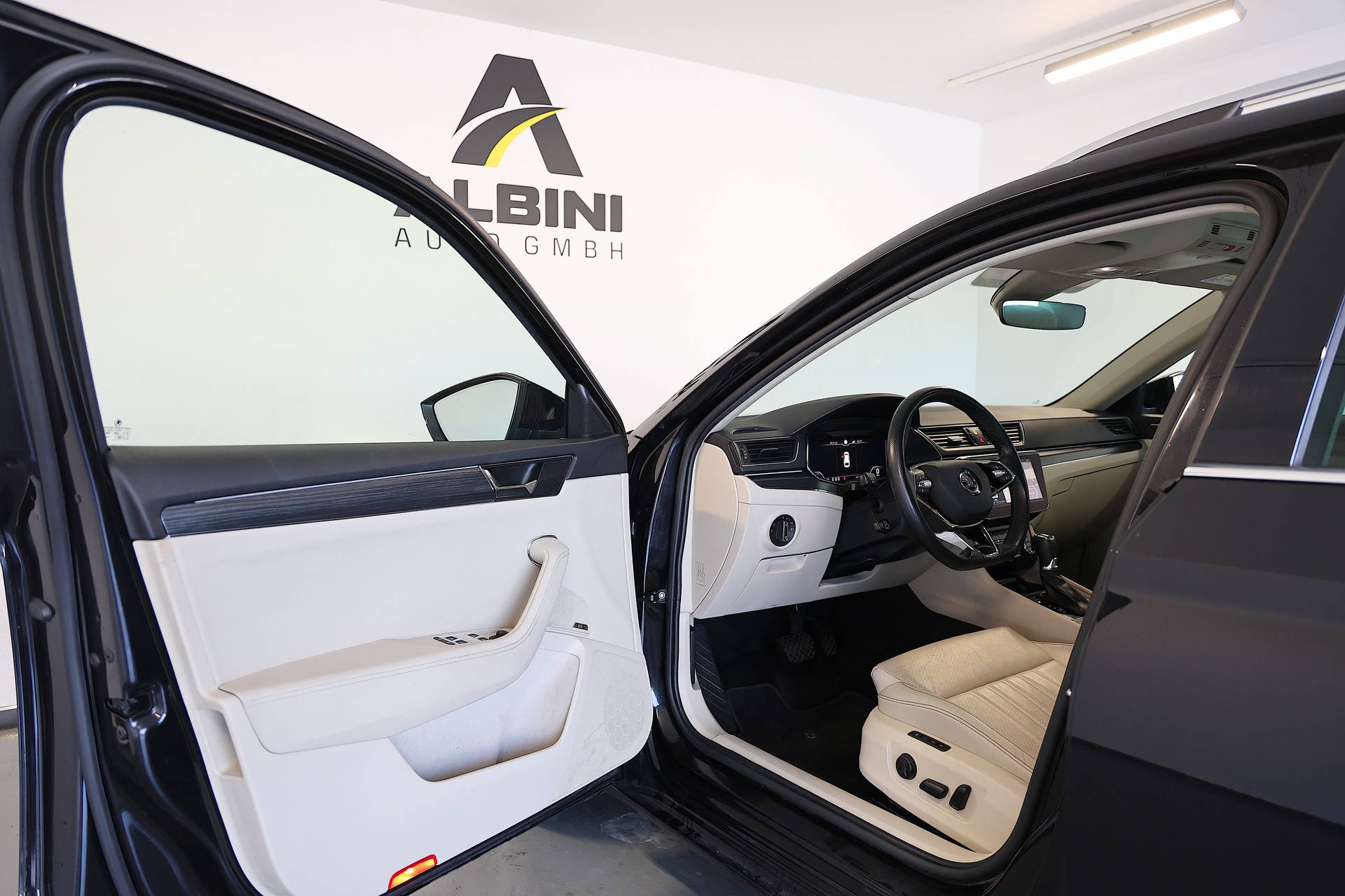 SKODA Superb Combi 2.0 TDI Style DSG-image-4