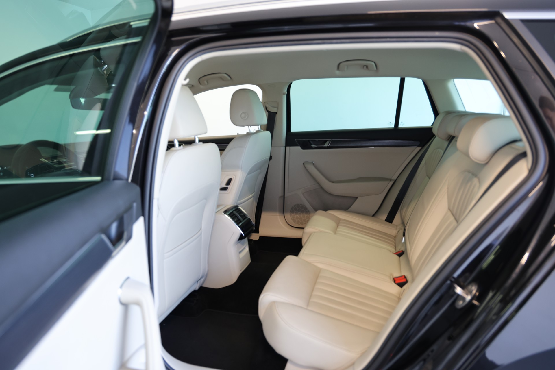 SKODA Superb Combi 2.0 TDI Style DSG-image-14