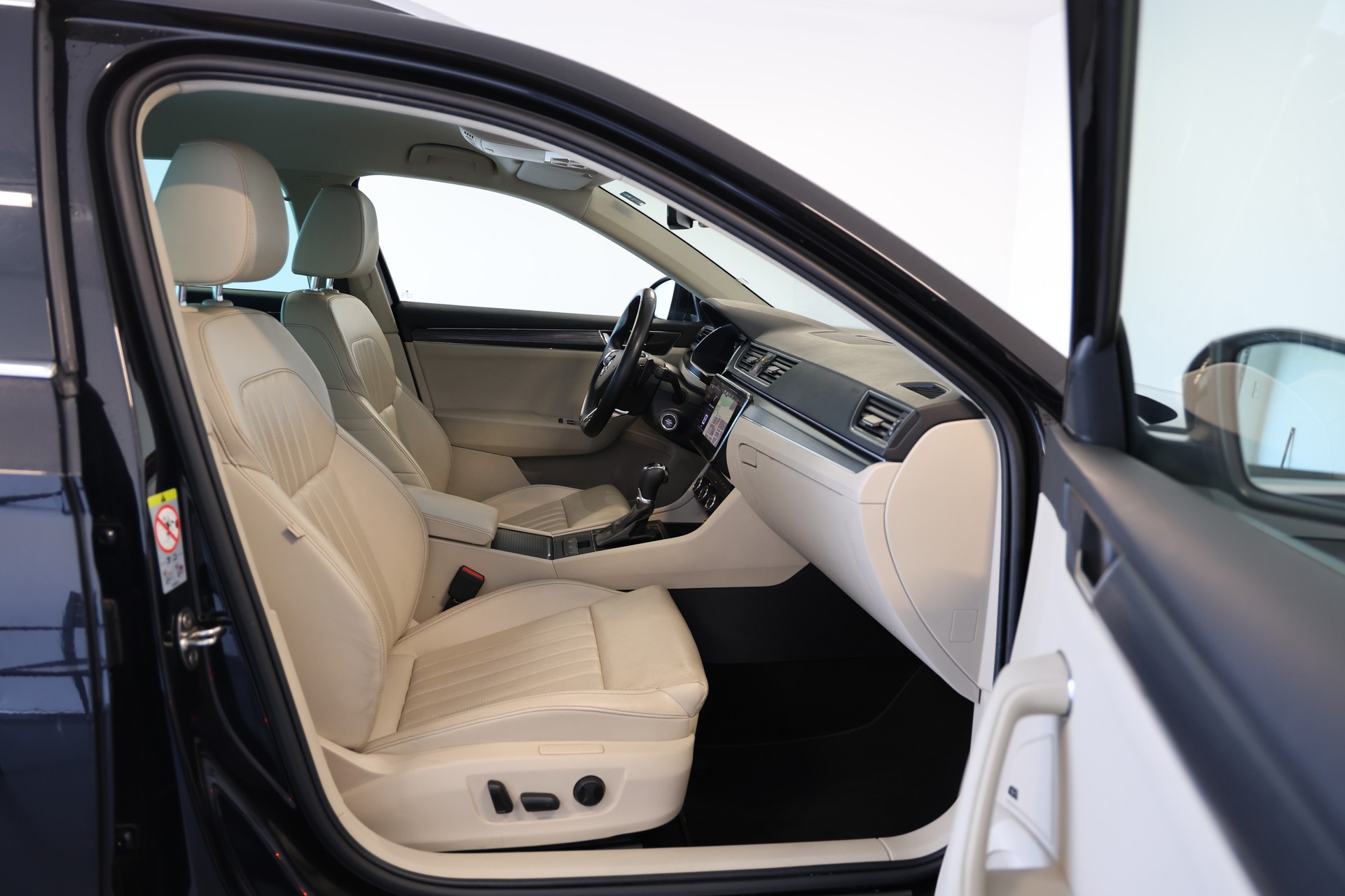 SKODA Superb Combi 2.0 TDI Style DSG-image-10