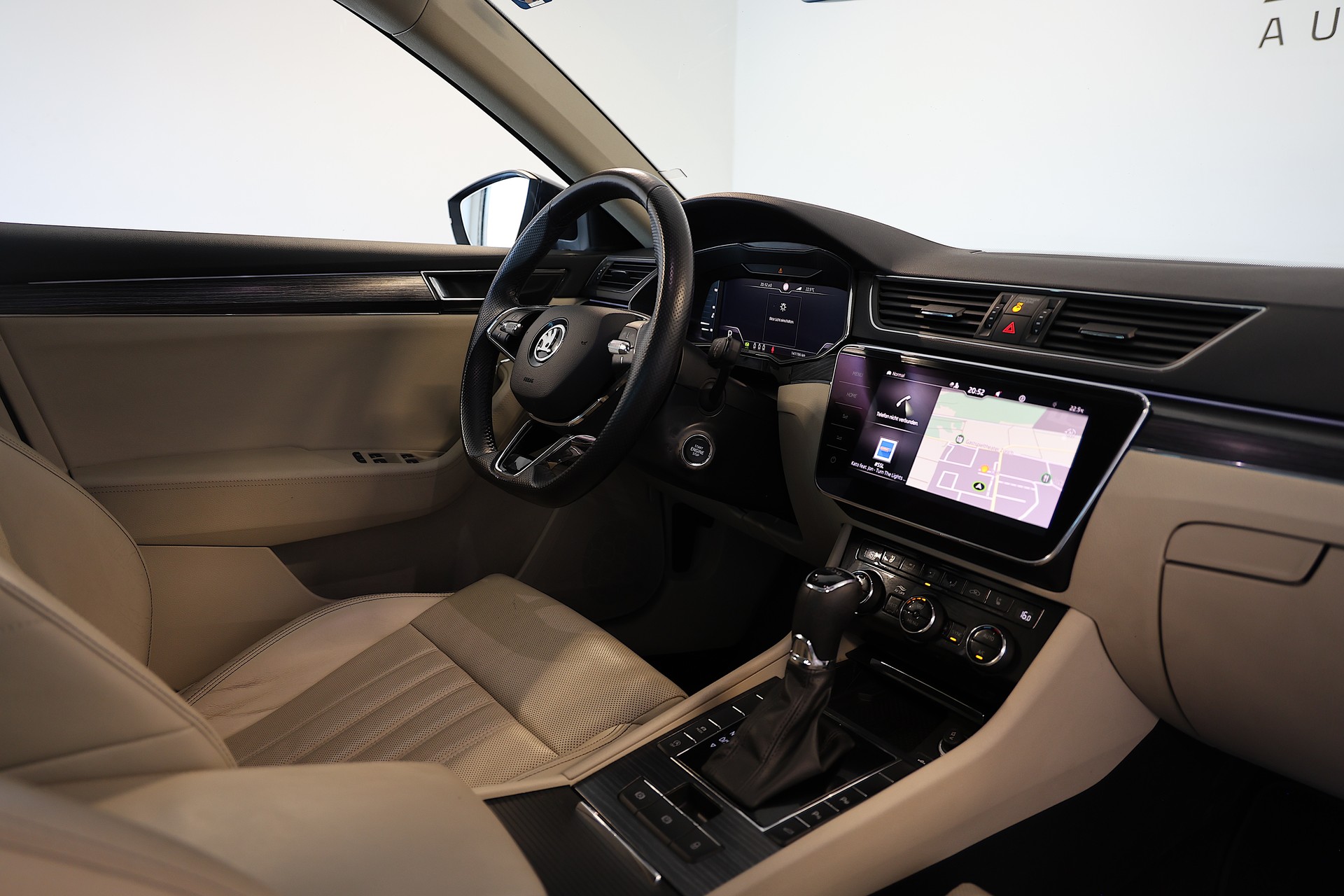 SKODA Superb Combi 2.0 TDI Style DSG-image-11