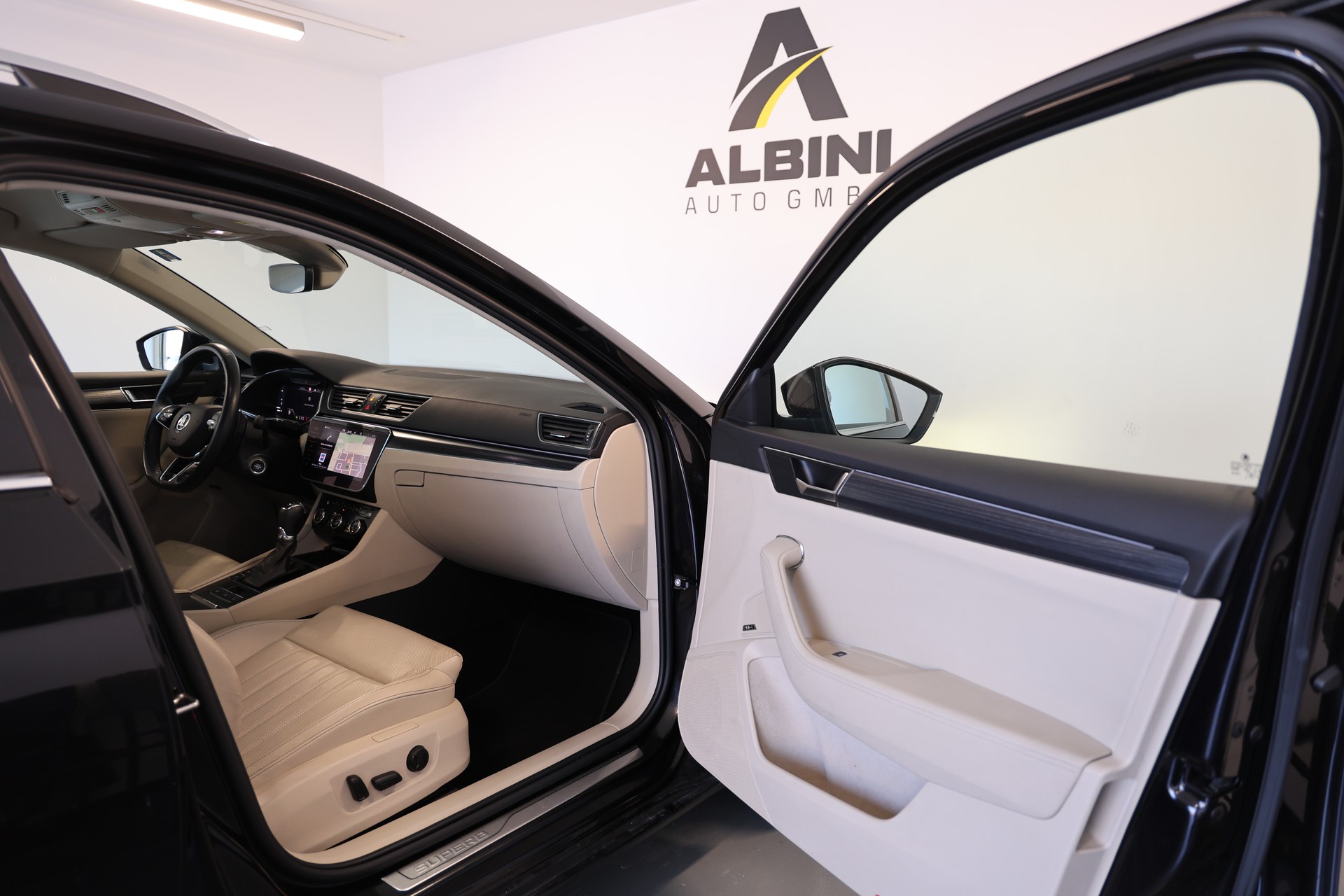 SKODA Superb Combi 2.0 TDI Style DSG-image-9
