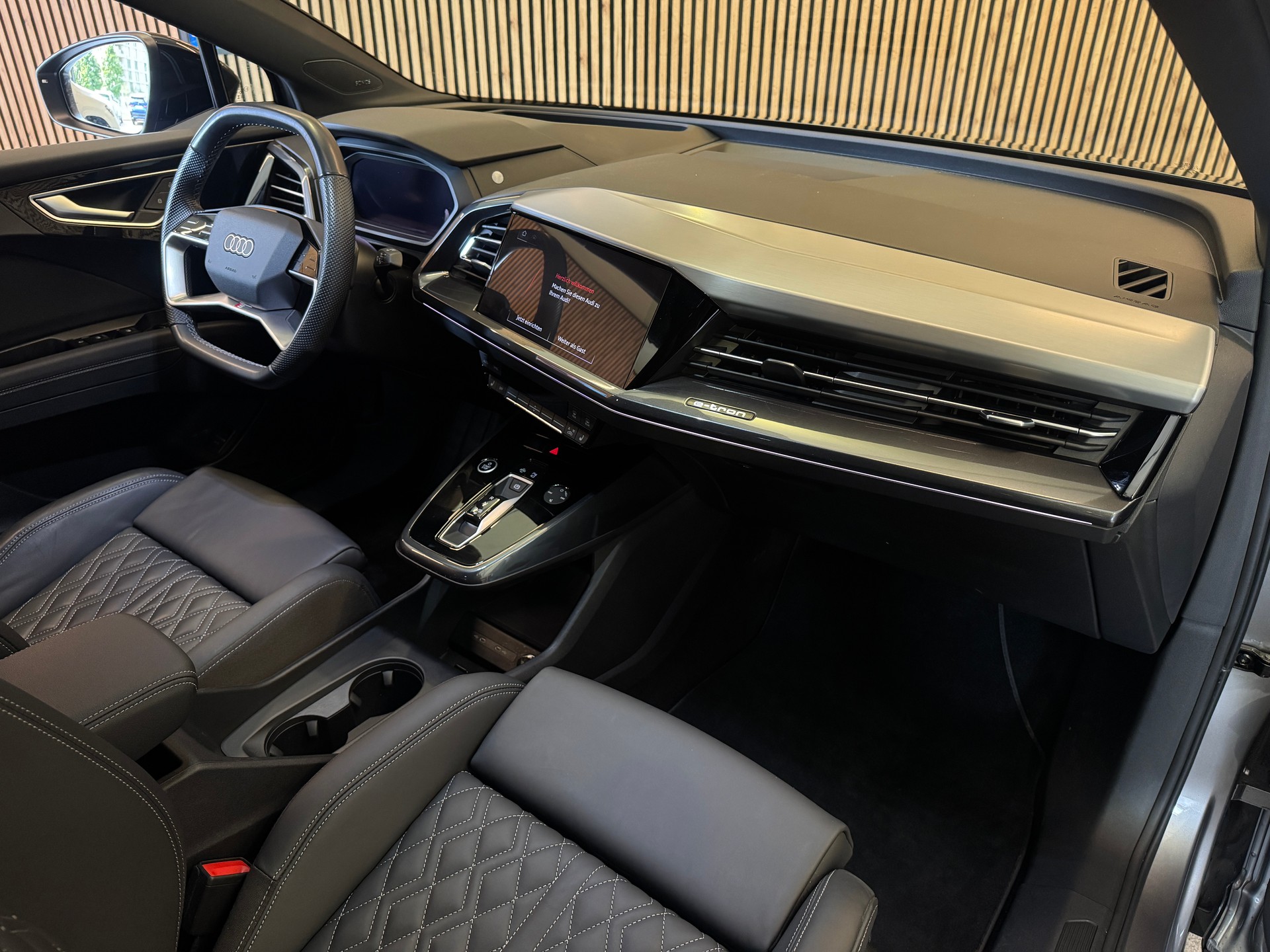 AUDI Q4 e-tron Sportback 45 quattro S Line-image-10