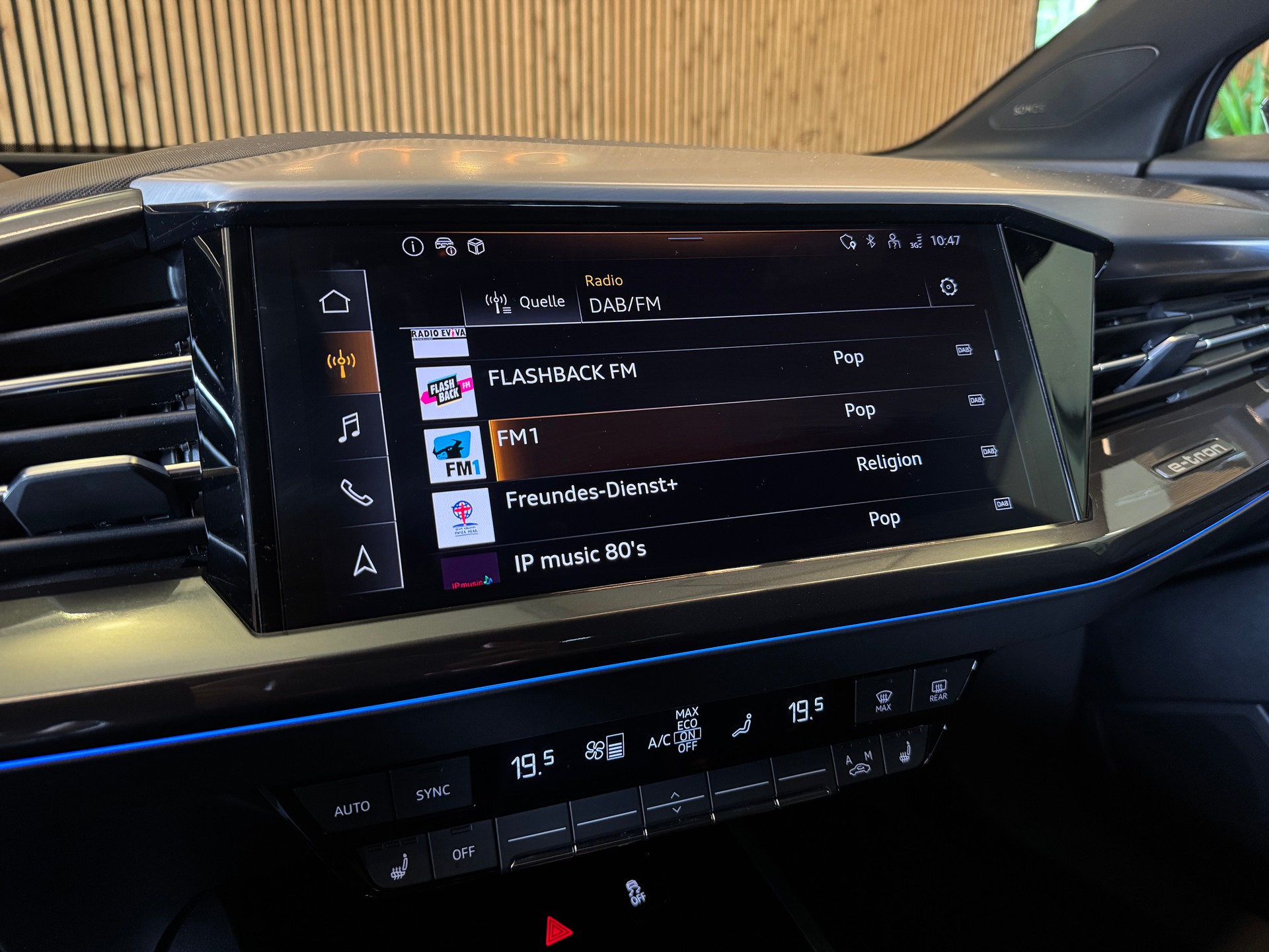 AUDI Q4 e-tron Sportback 45 quattro S Line-image-21