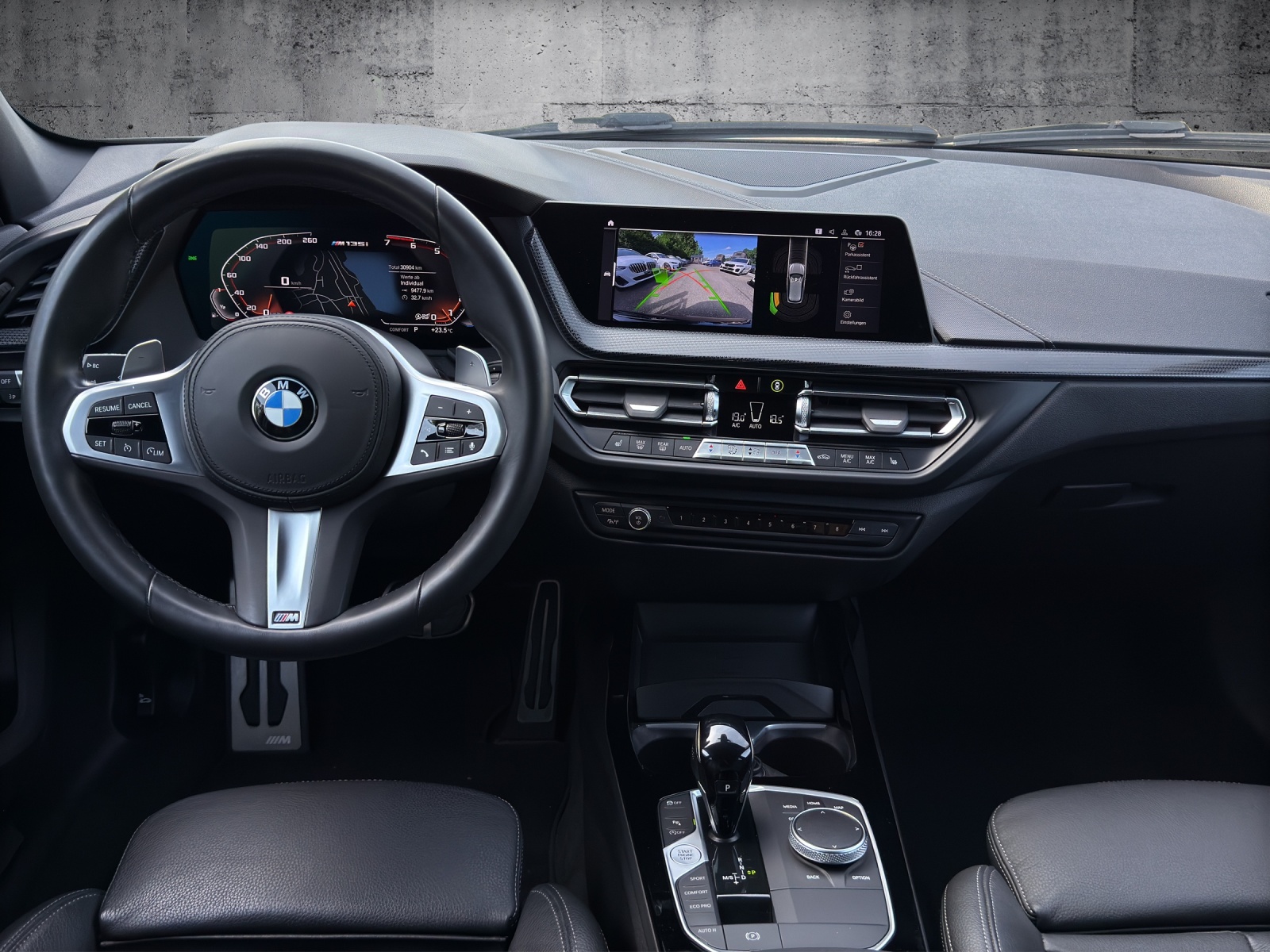 BMW M135i xDrive Steptronic Black&Black*Historisches 50-Jahre M-Emblem-image-13
