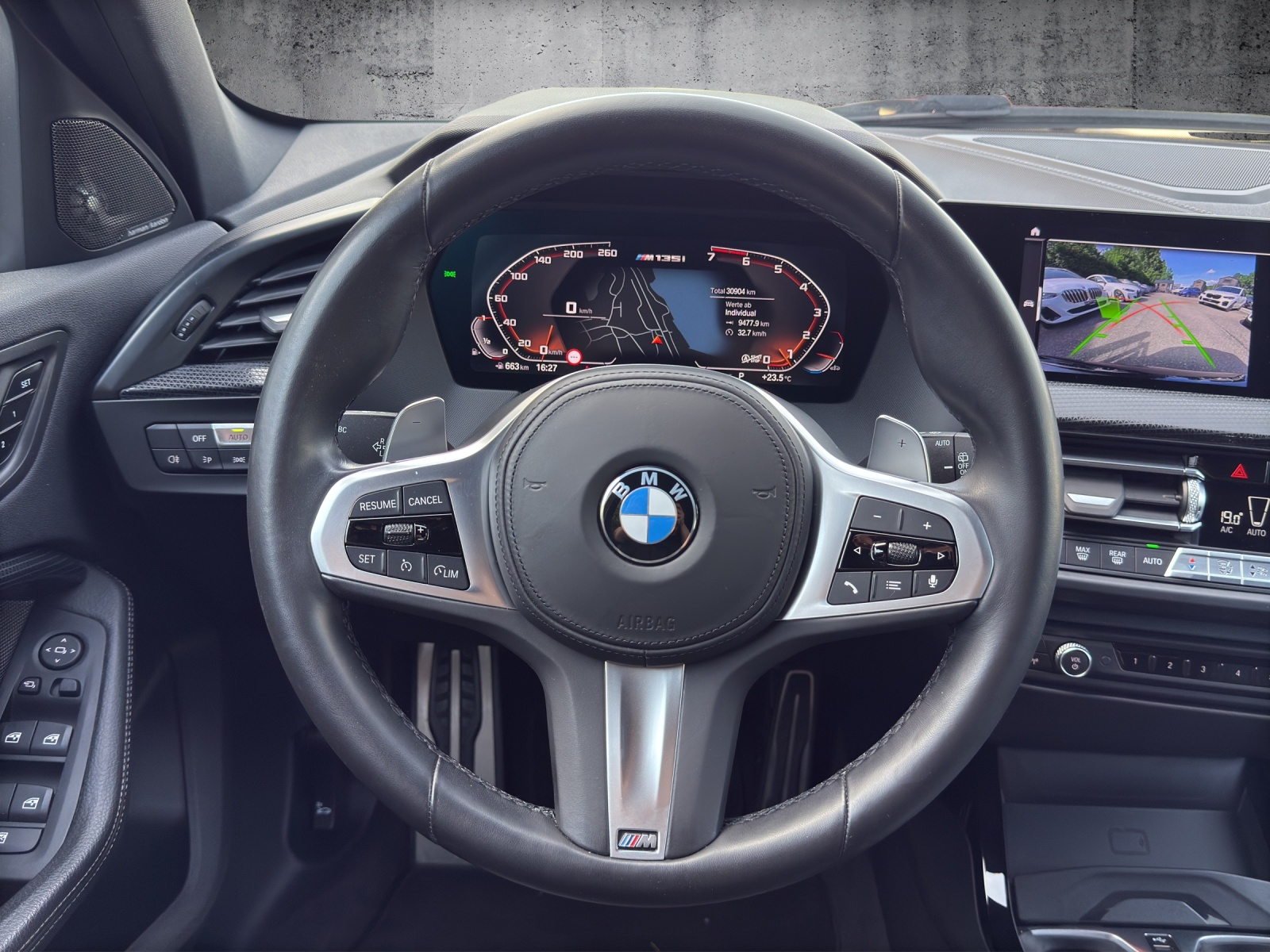 BMW M135i xDrive Steptronic Black&Black*Historisches 50-Jahre M-Emblem-image-9