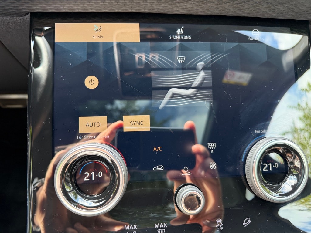 LAND ROVER Velar 2.0 T R DYNAMIC SE-image-13
