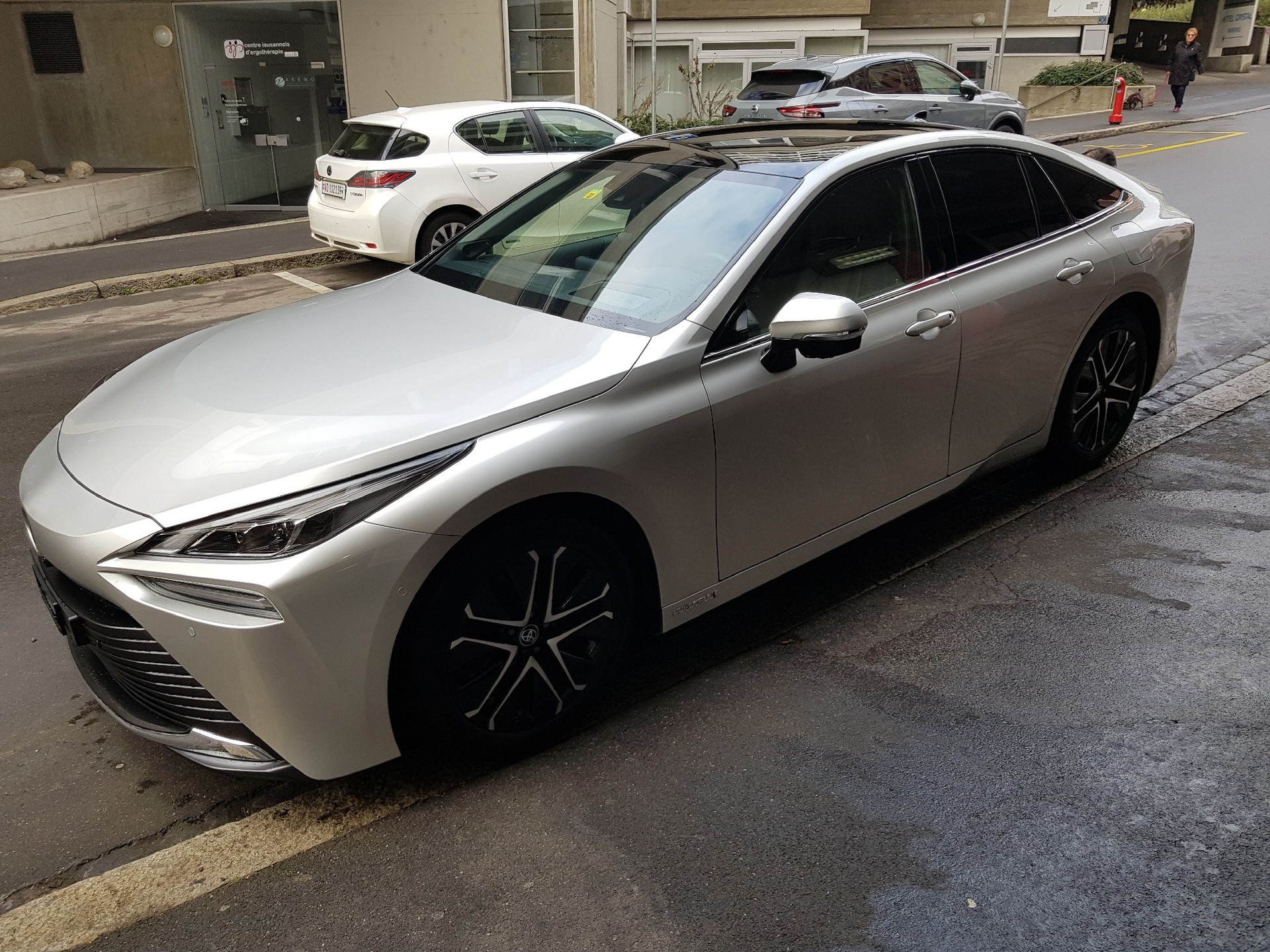 TOYOTA Mirai Fuel cell Platinum-showroom-element-1