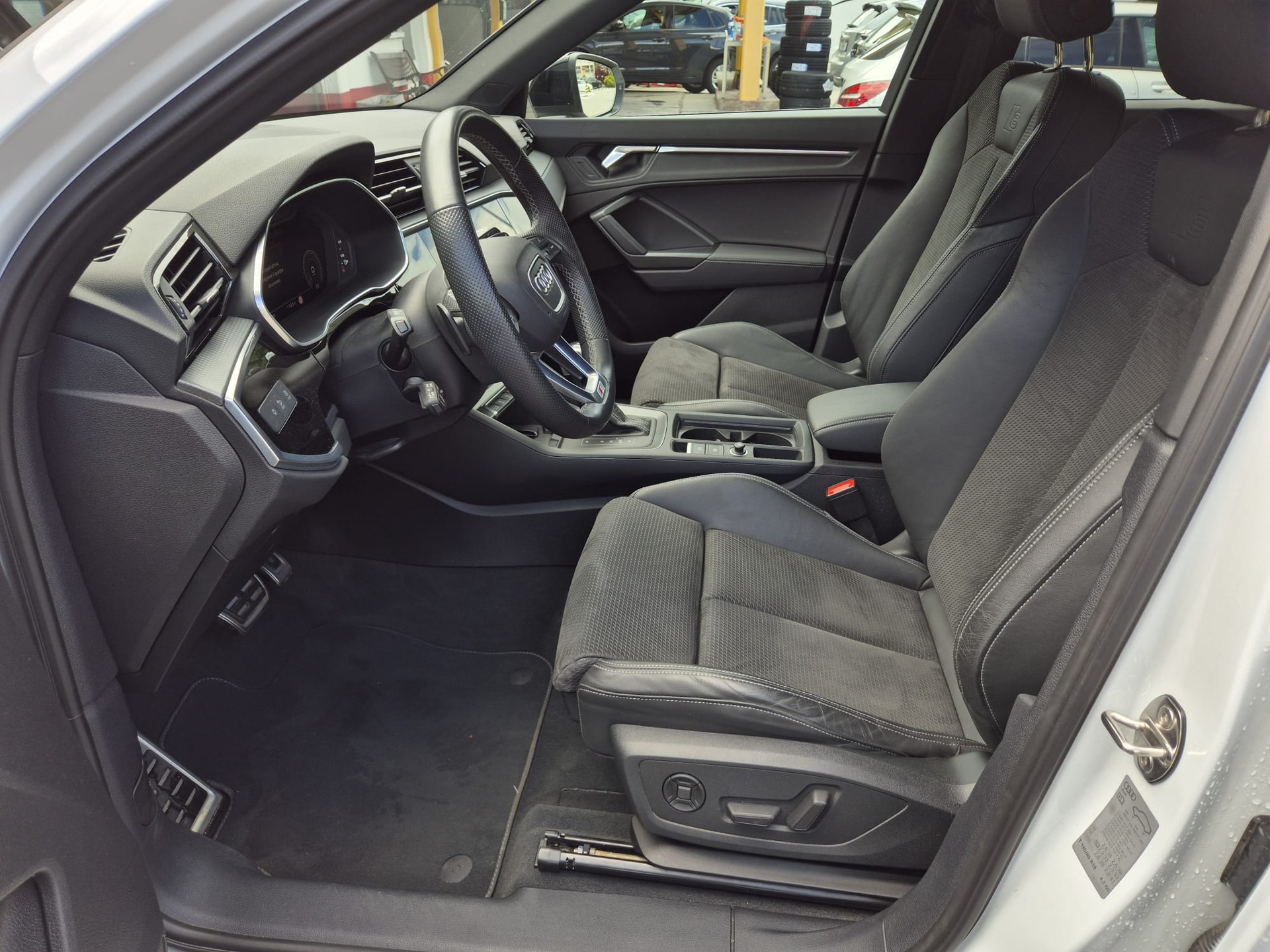 AUDI Q3 40 TDI S line quattro S-tronic-image-9