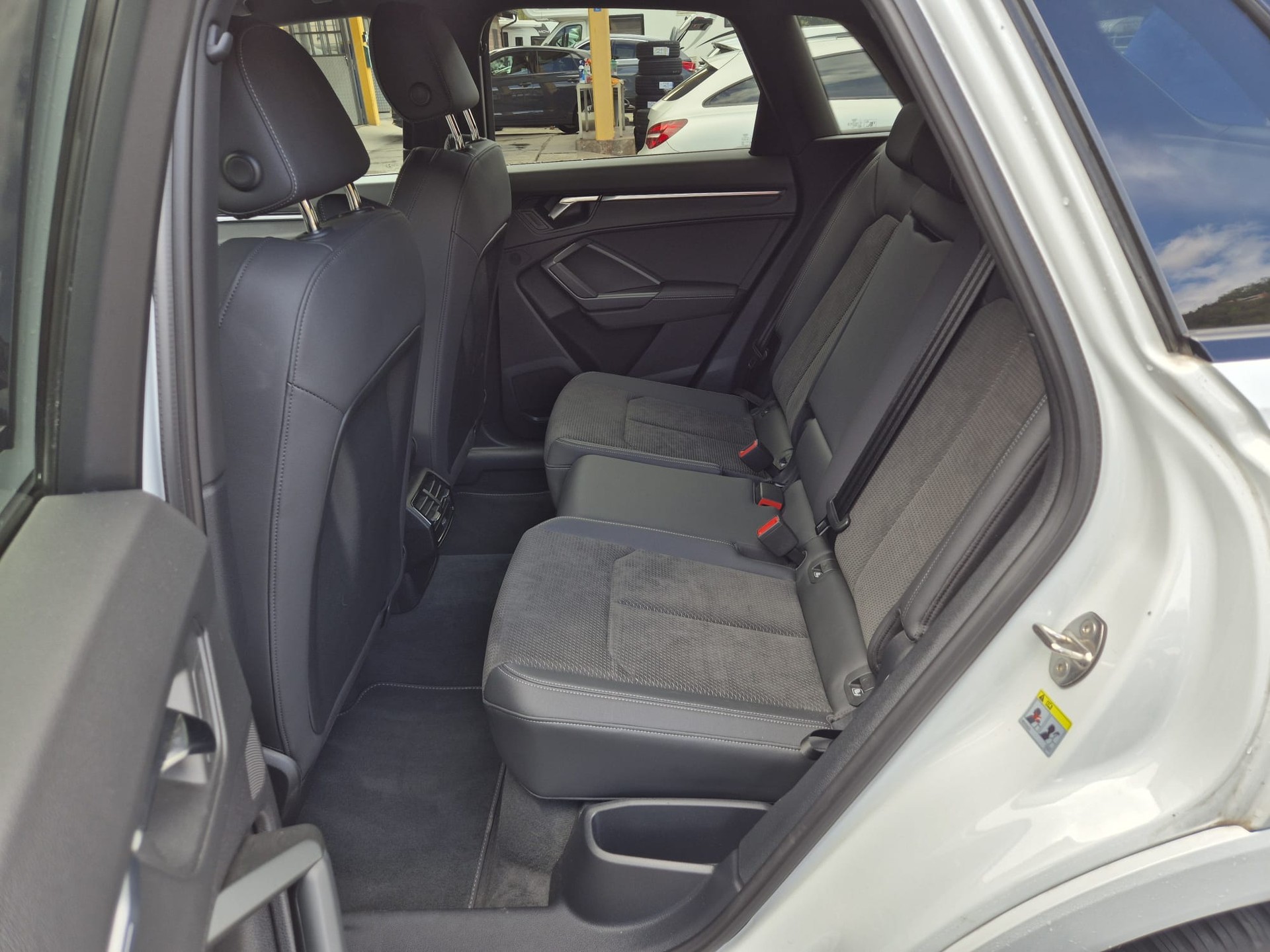AUDI Q3 40 TDI S line quattro S-tronic-image-10