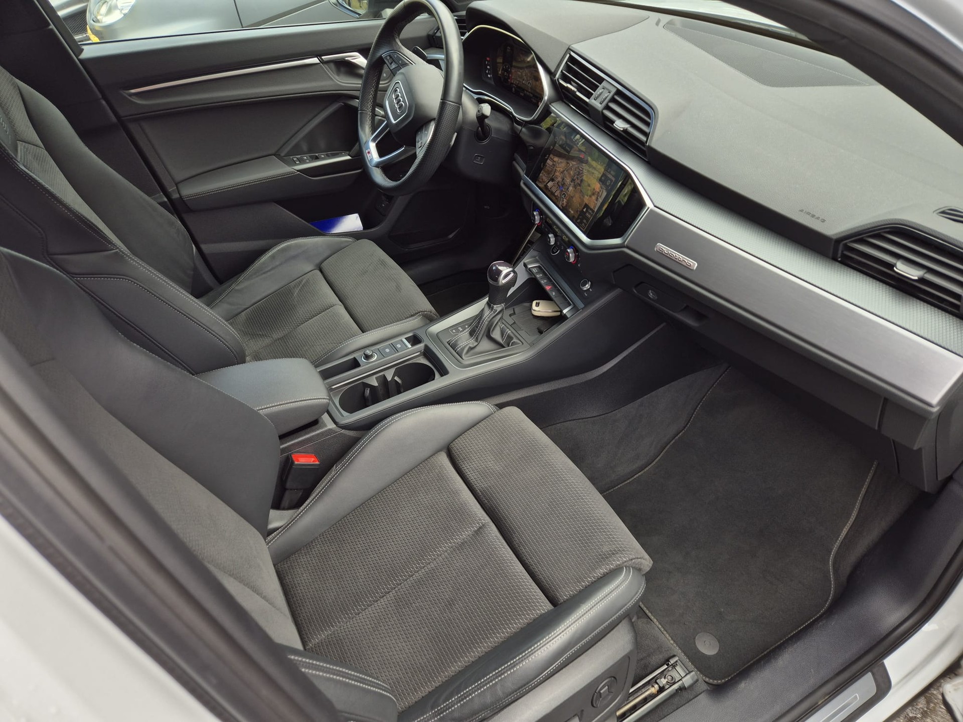 AUDI Q3 40 TDI S line quattro S-tronic-image-11