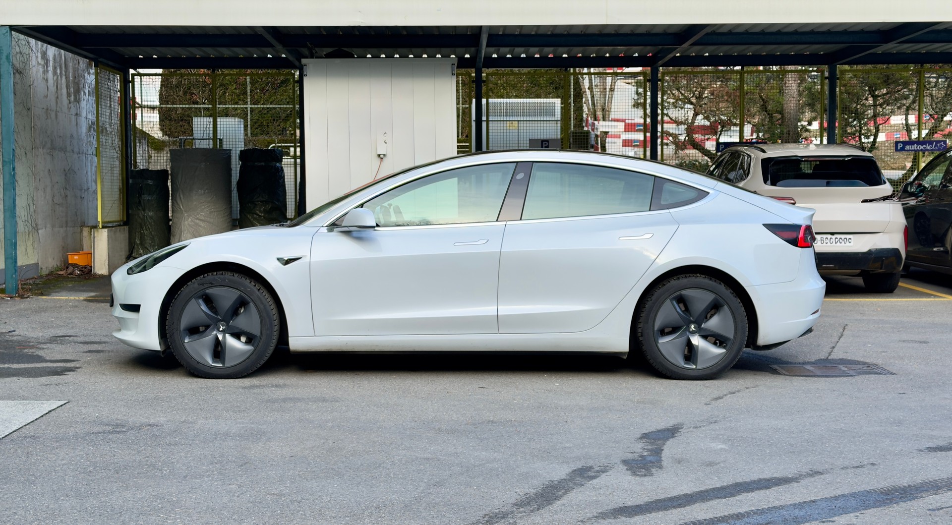 TESLA Model 3-image-1