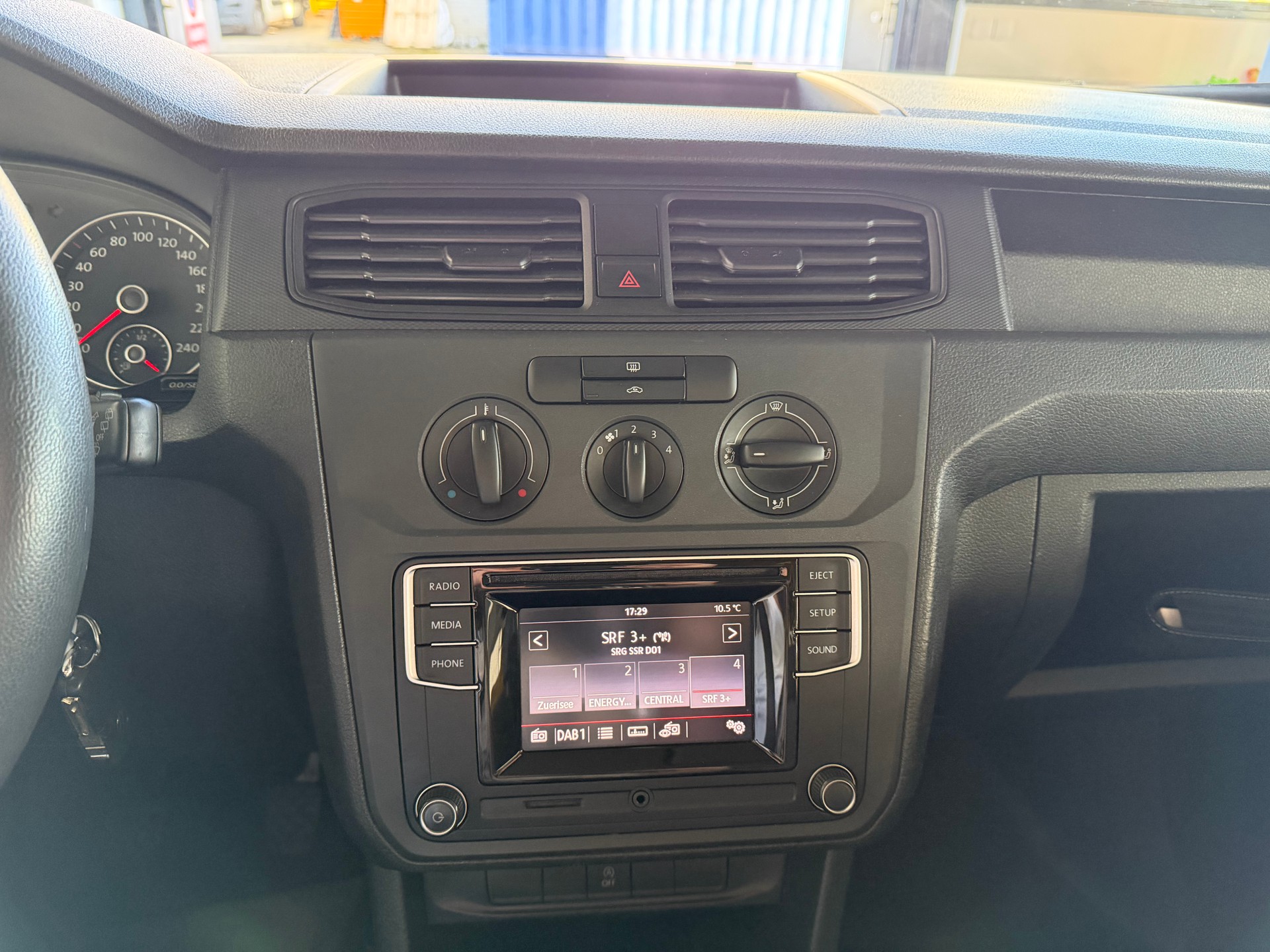 VW Caddy 1.0 TSI BlueMotion Technology-image-13