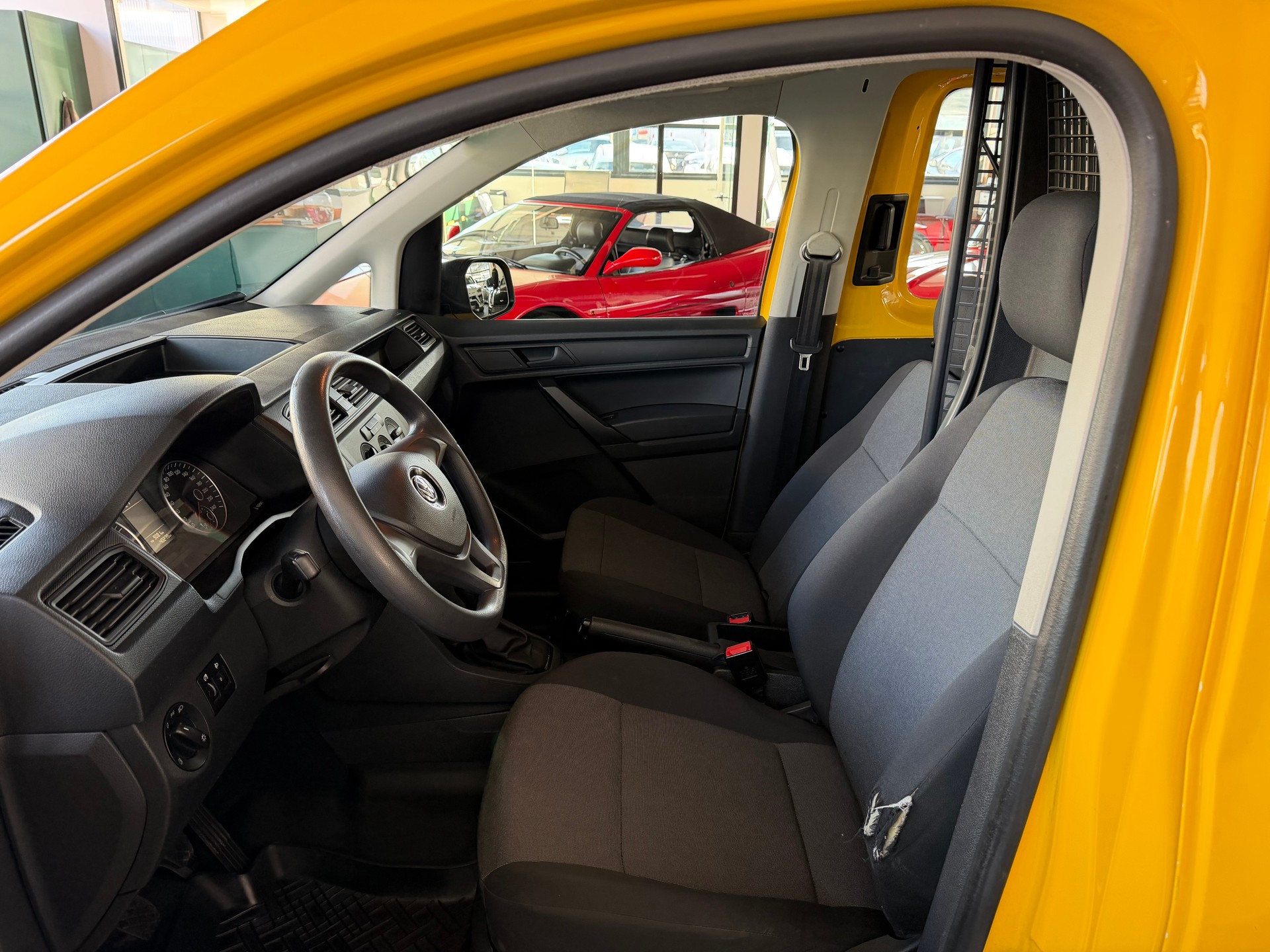 VW Caddy 1.0 TSI BlueMotion Technology-image-10