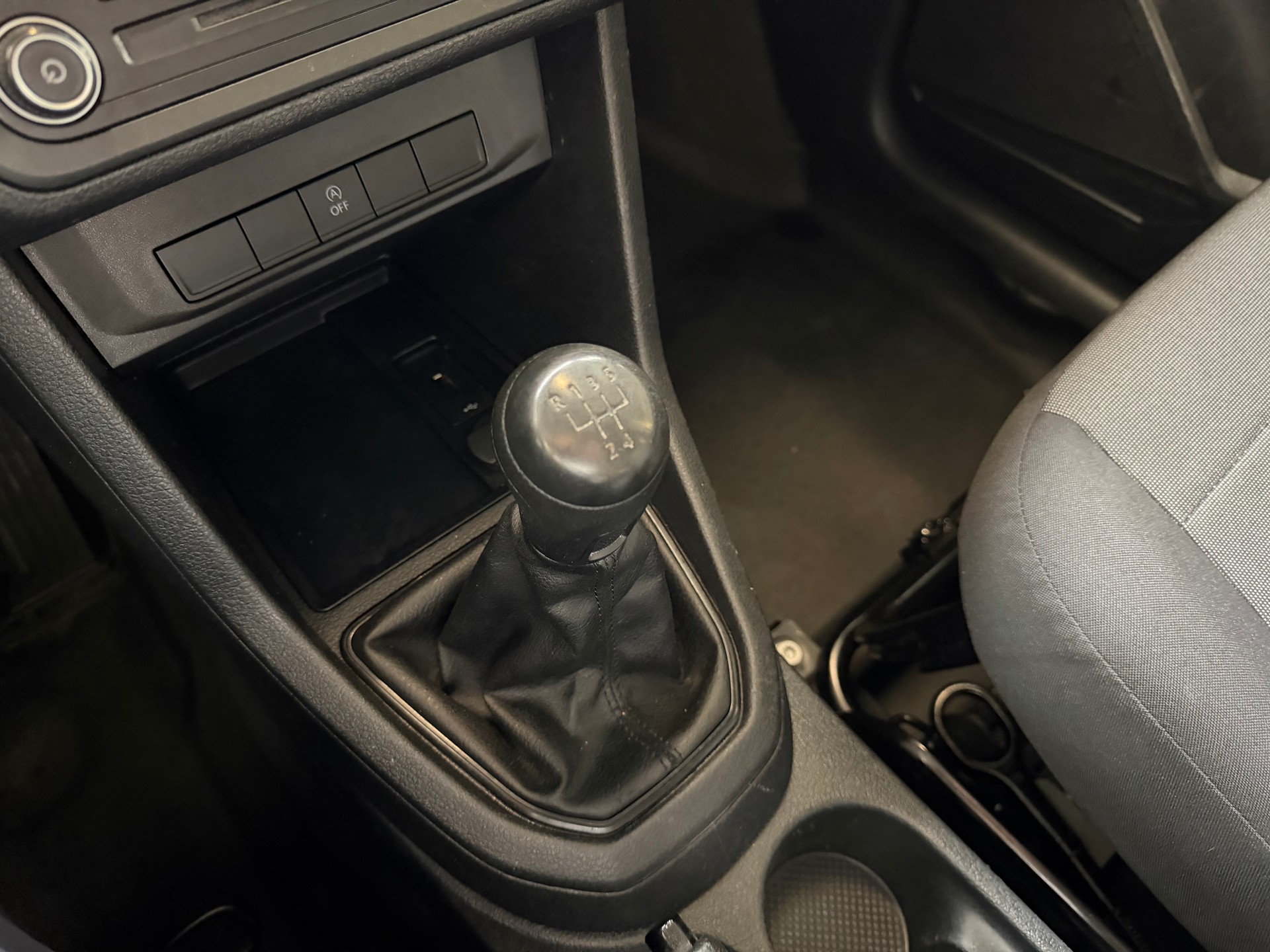 VW Caddy 1.0 TSI BlueMotion Technology-image-16