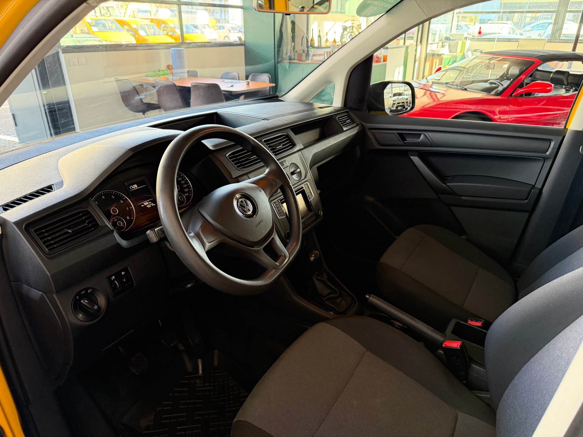 VW Caddy 1.0 TSI BlueMotion Technology-image-11