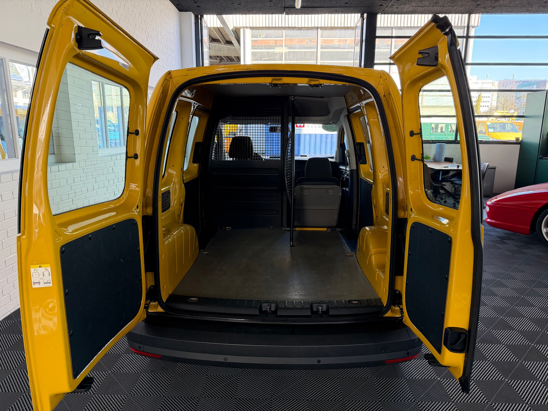 VW Caddy 1.0 TSI BlueMotion Technology-image-9