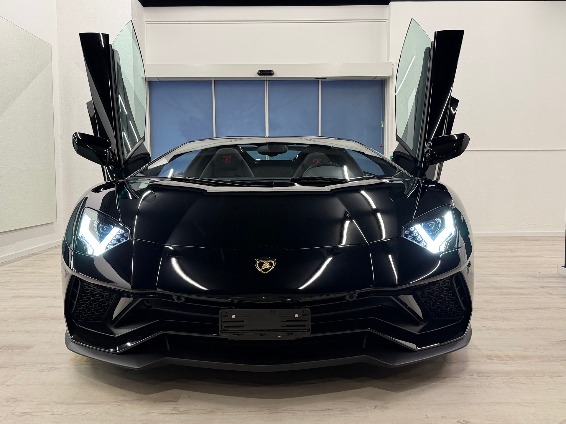 LAMBORGHINI Aventador S LP740-4 Roadster E-Gear-showroom-element-1