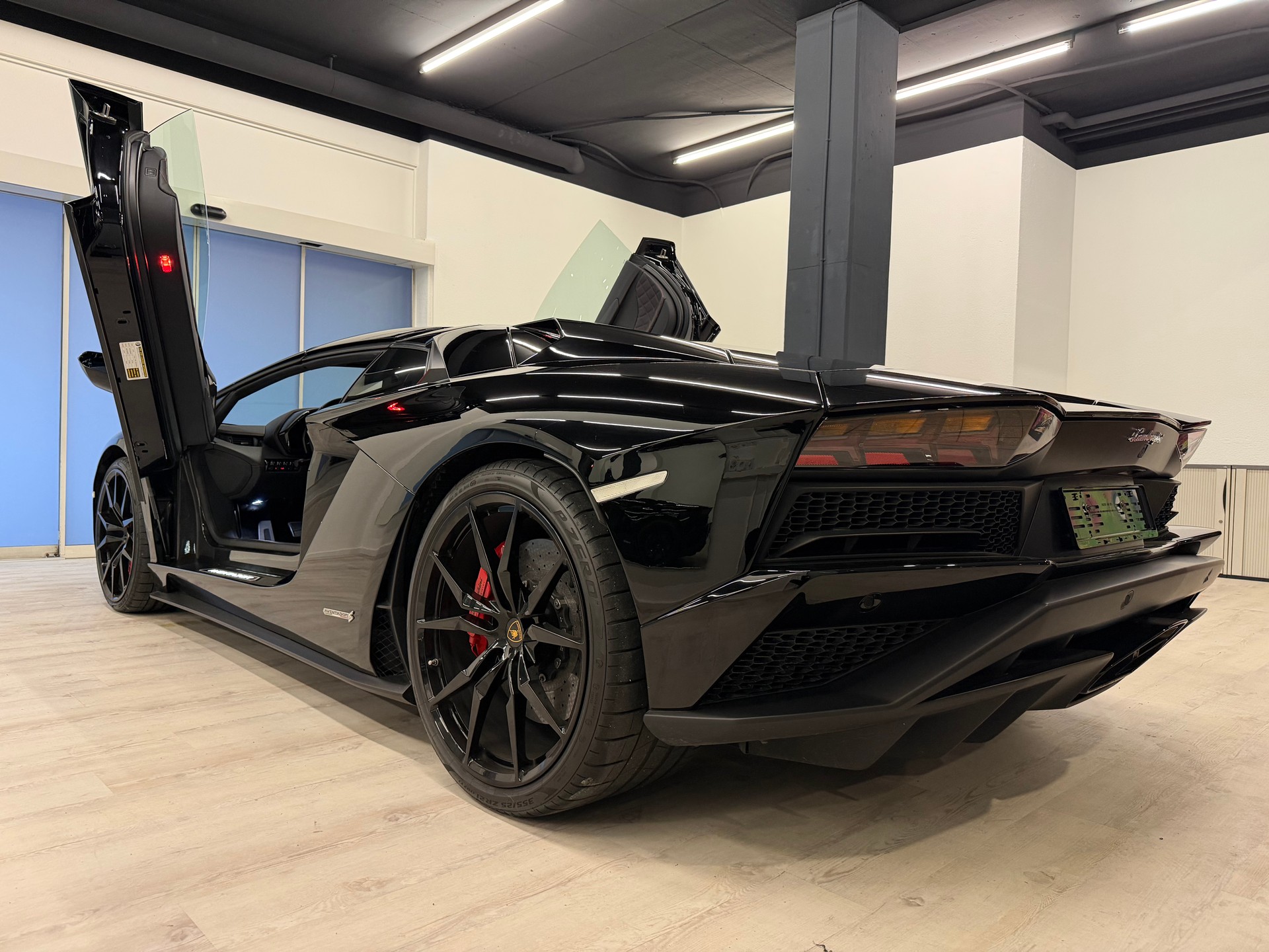 LAMBORGHINI Aventador S LP740-4 Roadster E-Gear-image-16