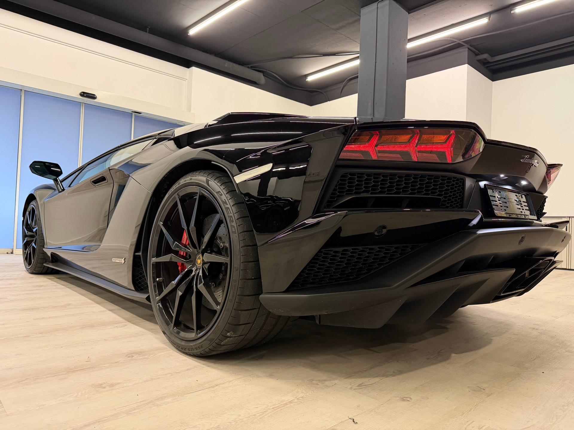 LAMBORGHINI Aventador S LP740-4 Roadster E-Gear-image-14