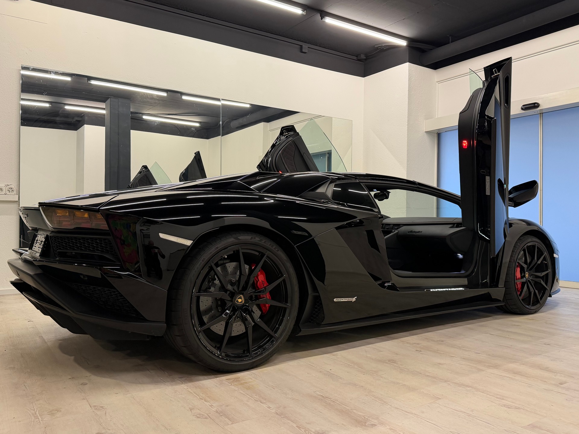 LAMBORGHINI Aventador S LP740-4 Roadster E-Gear-image-15