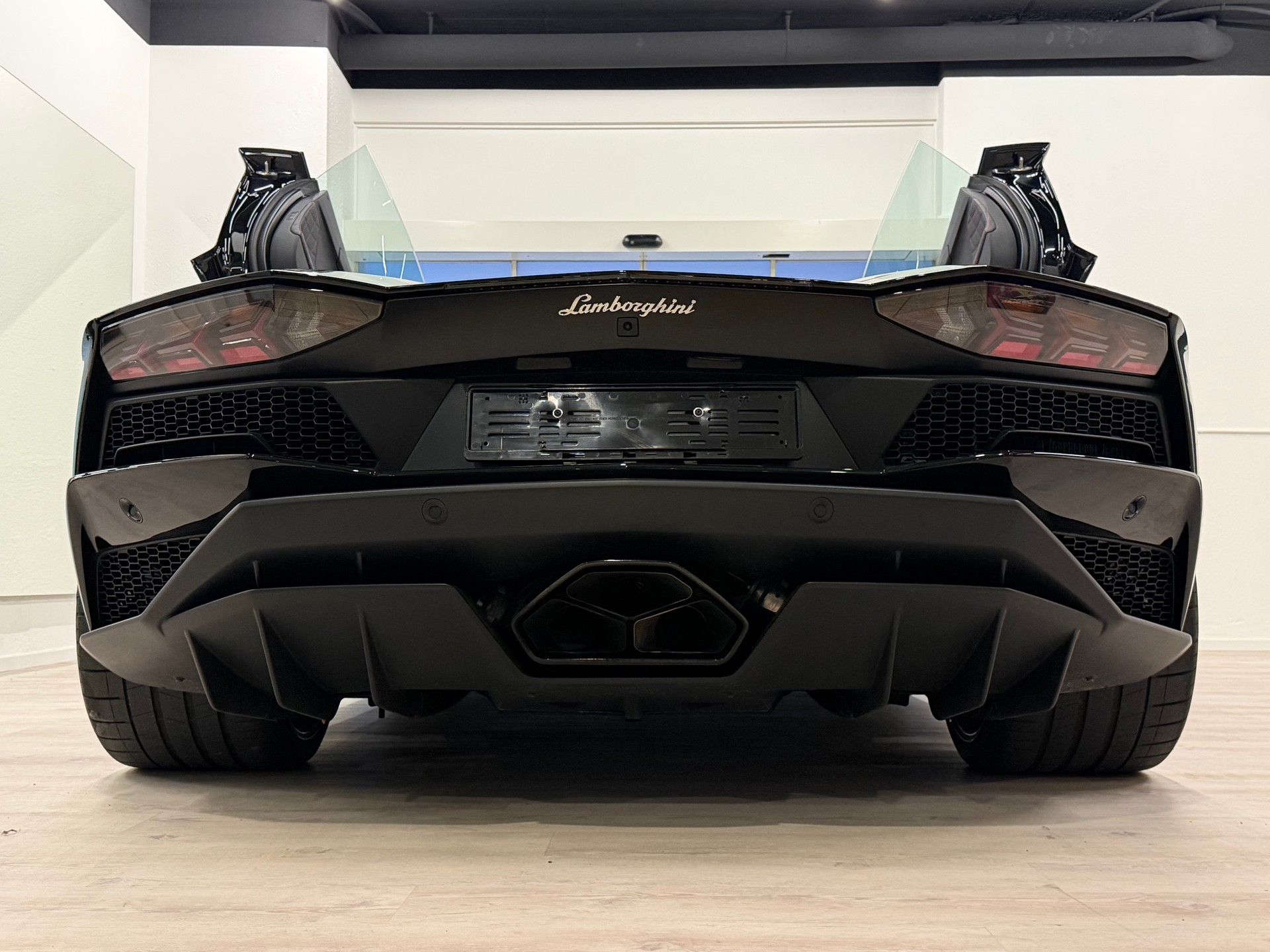 LAMBORGHINI Aventador S LP740-4 Roadster E-Gear-image-10