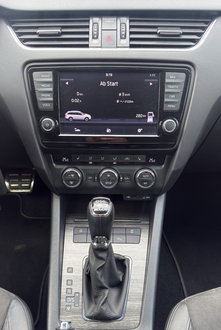 SKODA Octavia Combi 2.0 TDI Scout 4x4 DSG-image-10