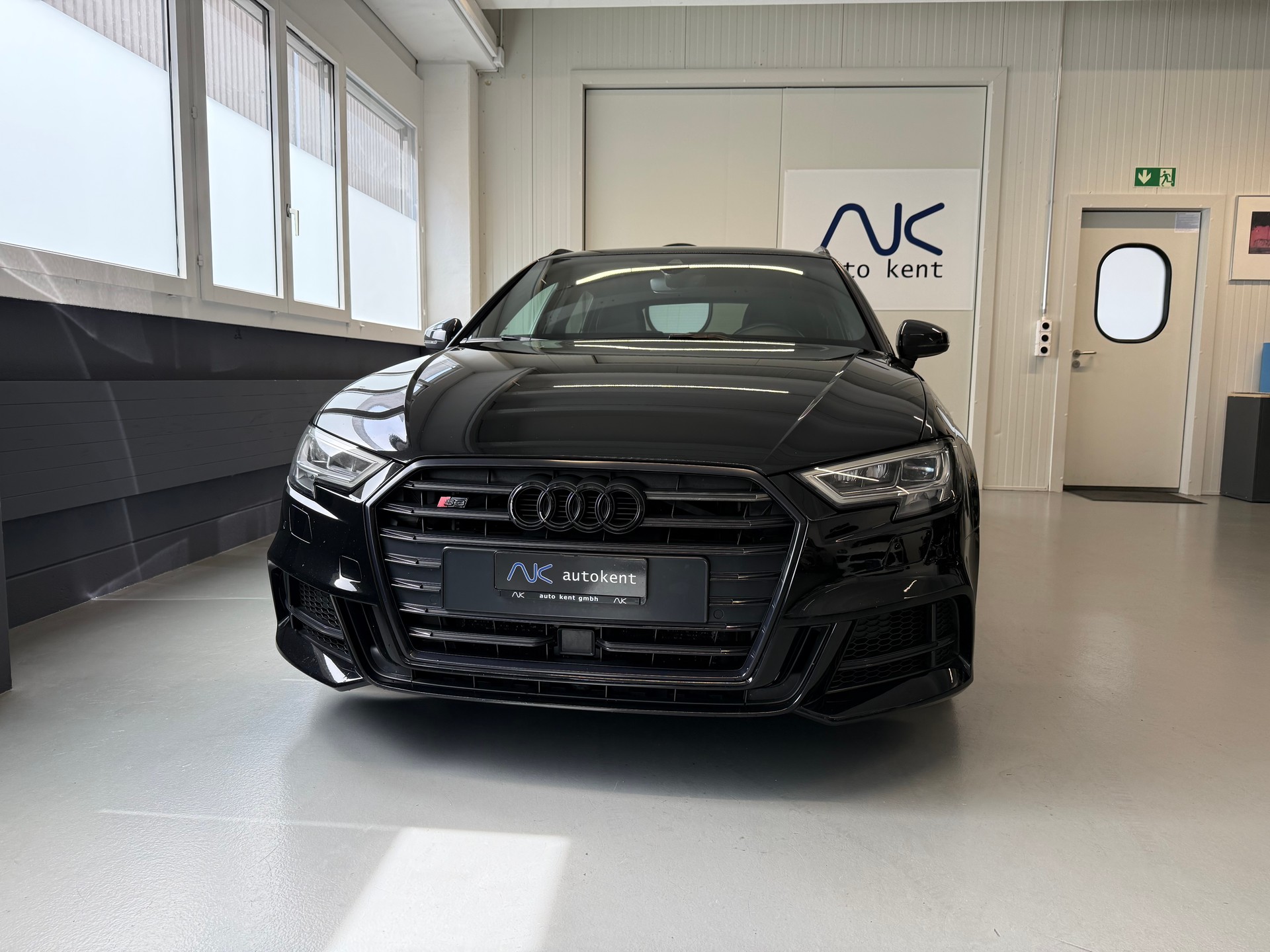 AUDI S3 Sportback 2.0 TFSI quattro S-tronic-showroom-element-1