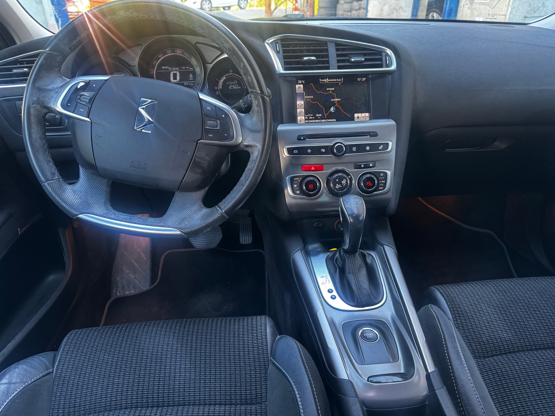 CITROEN C4 1.2 Pure Tech Shine Automatic-image-2