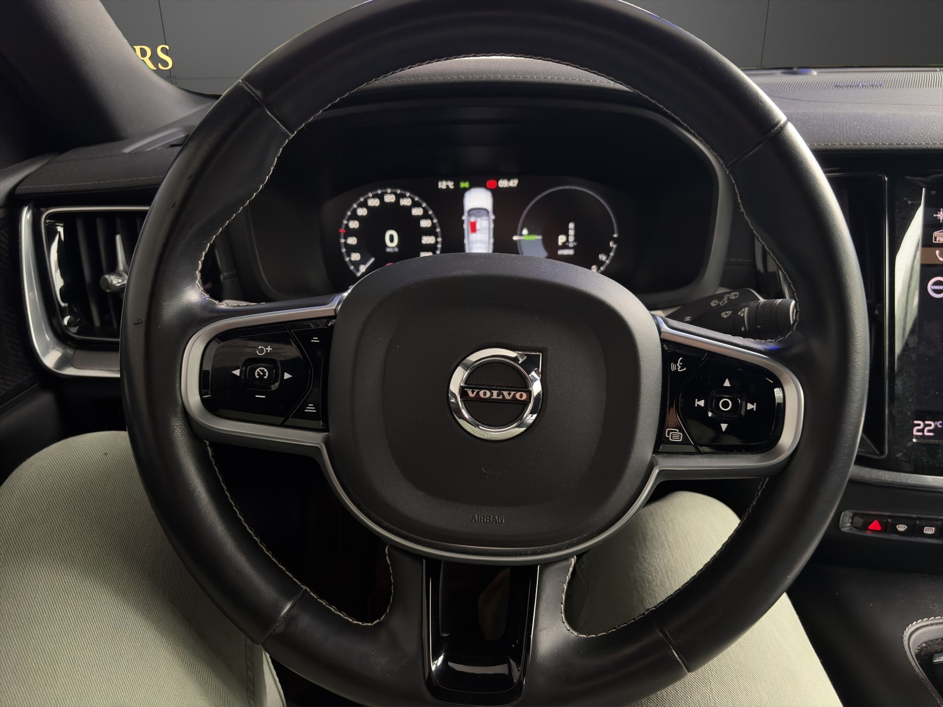 VOLVO V60 T8 eAWD Twin Engine R-Design Geartronic-image-14