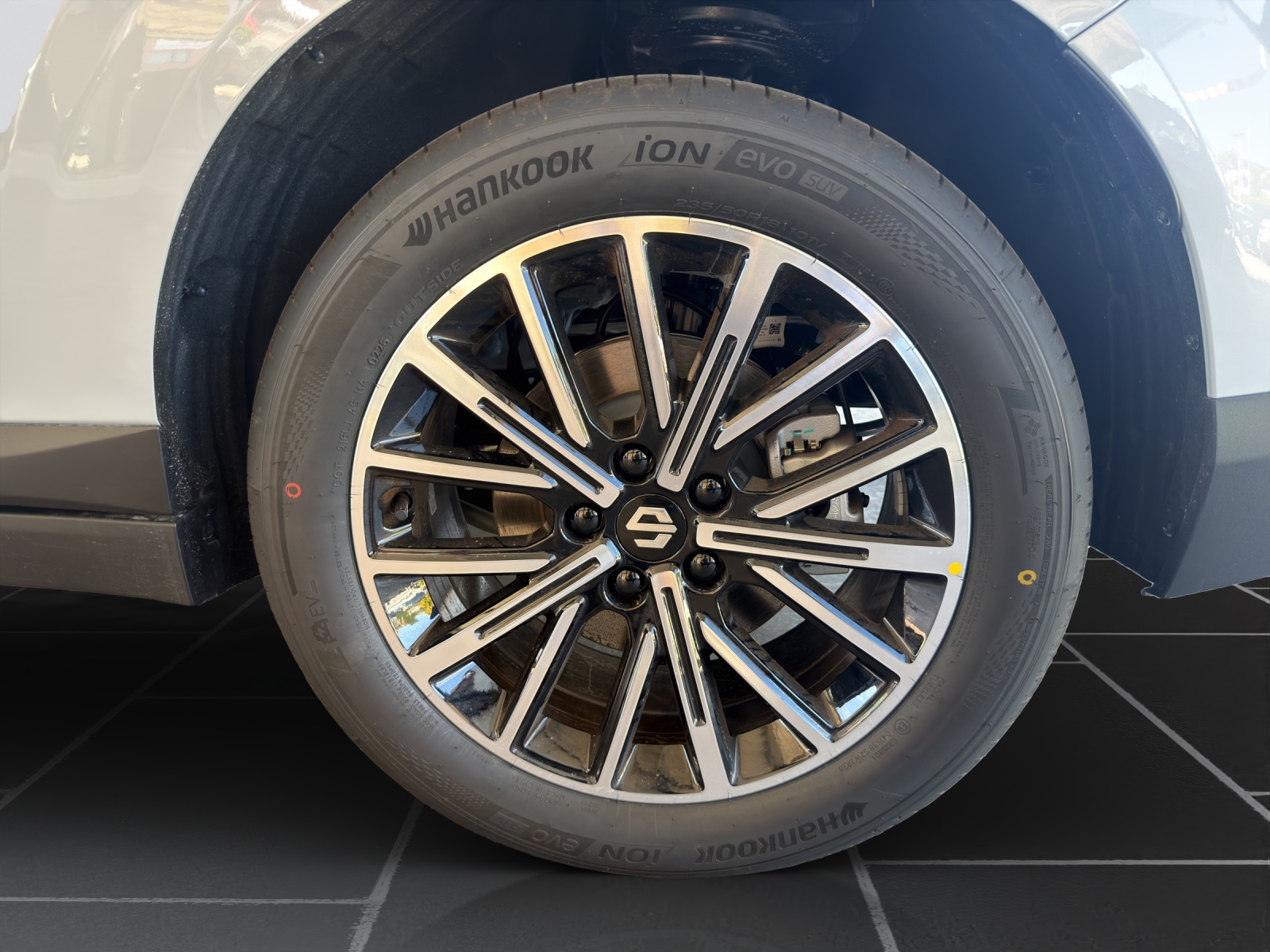 LEAPMOTOR B10 1.5 Hybrid EV-image-9