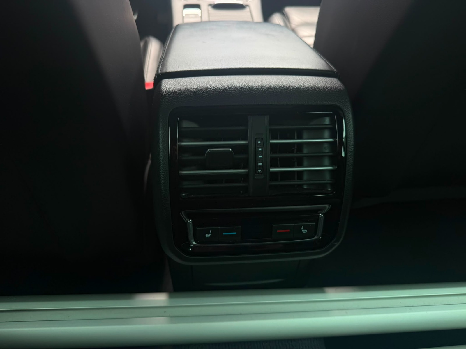 VW Passat Alltrack 2.0 TDI BMT 4Motion DSG-image-16