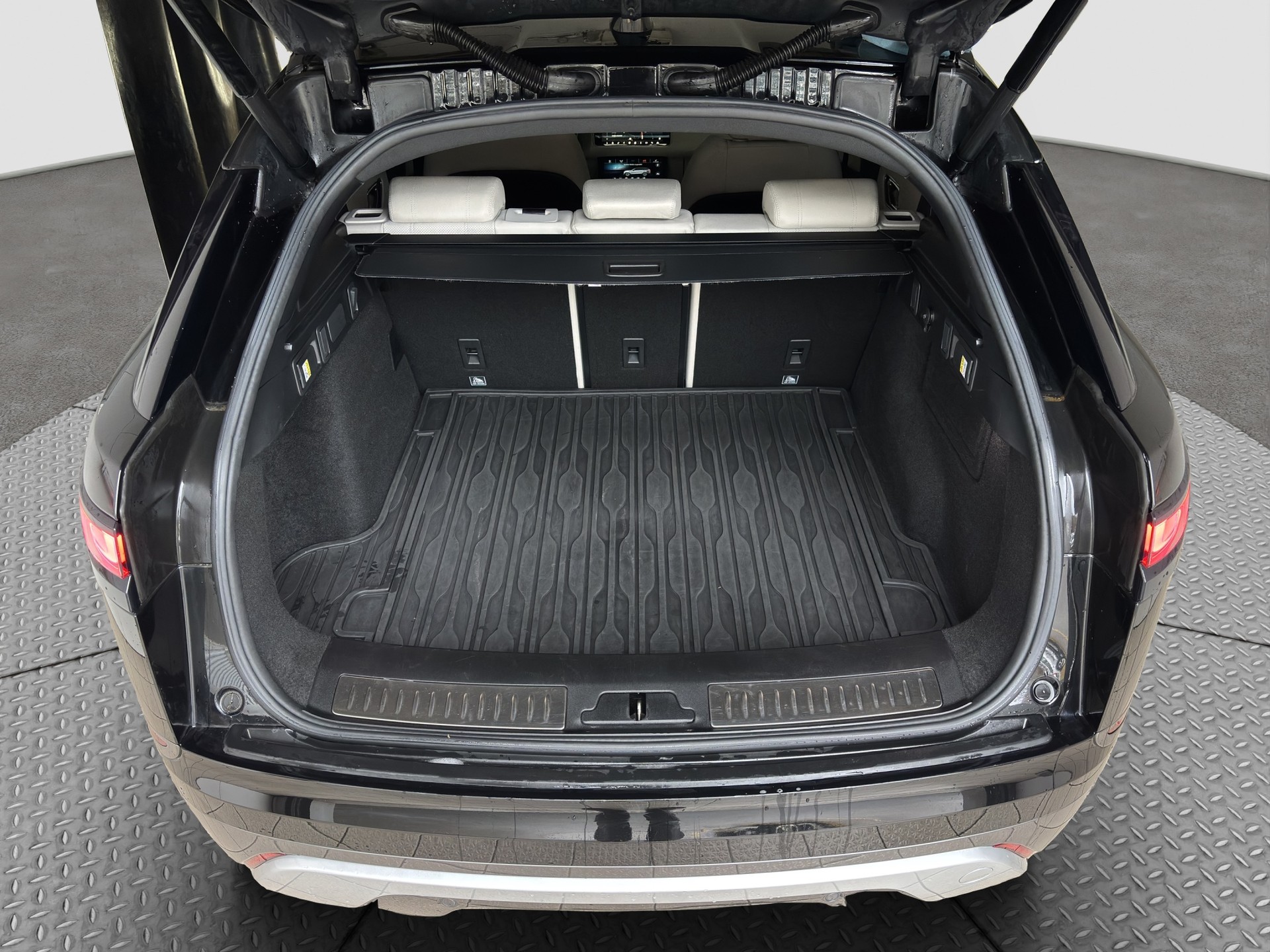 LAND ROVER Range Rover Velar R-Dynamic D 240 SE Automatic-image-16