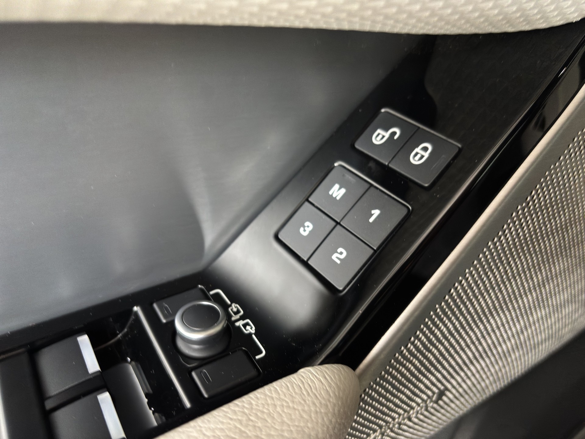 LAND ROVER Range Rover Velar R-Dynamic D 240 SE Automatic-image-9
