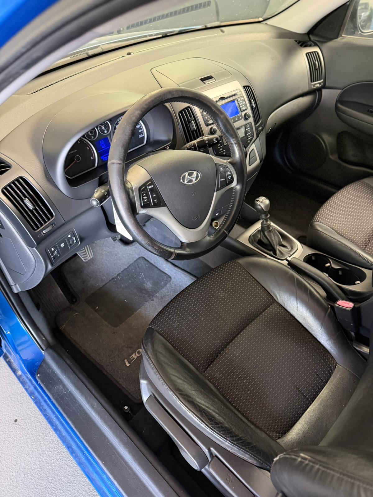 HYUNDAI i30 2.0 CRDi Premium 5,Plätzer-image-8