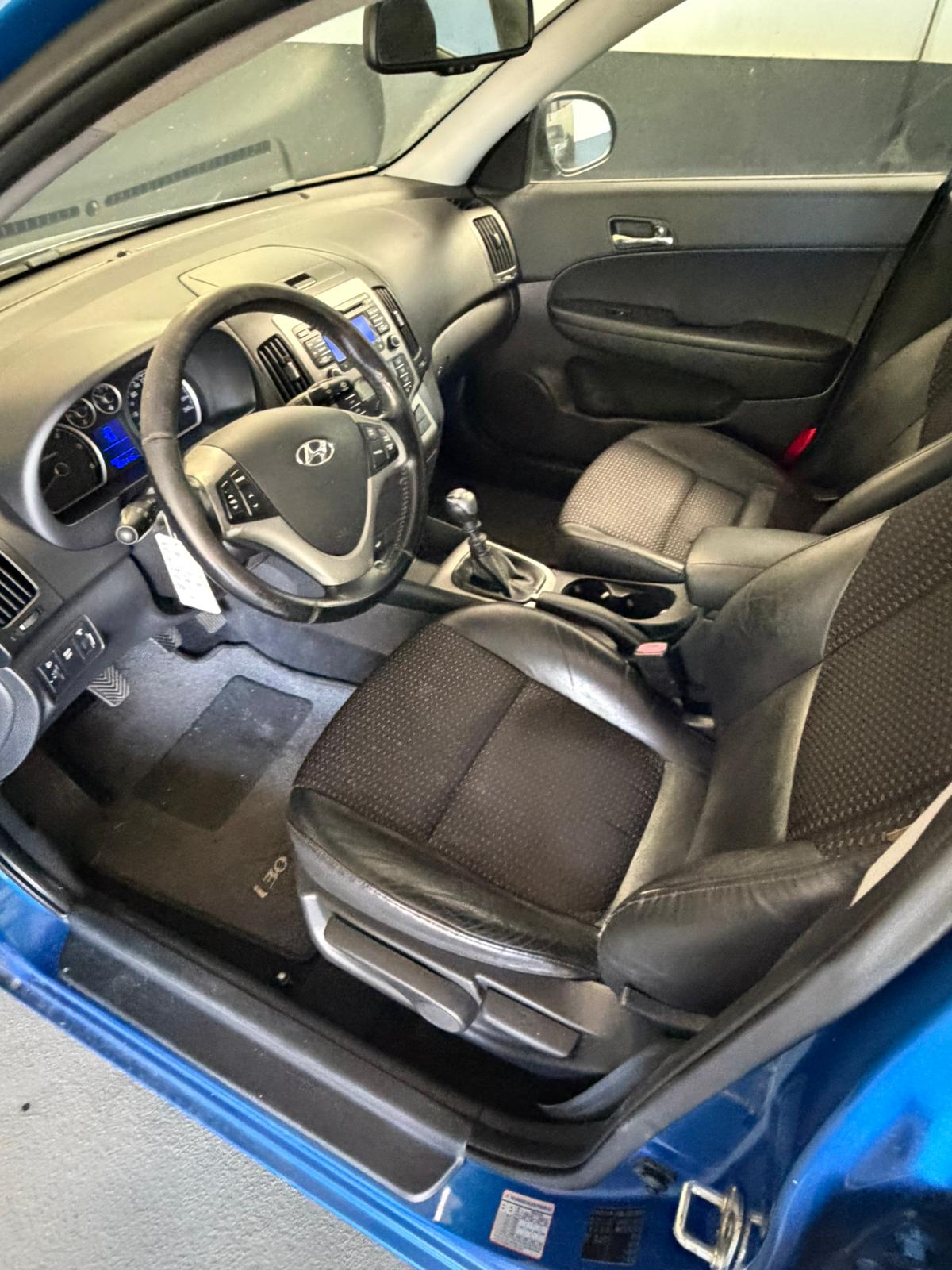 HYUNDAI i30 2.0 CRDi Premium 5,Plätzer-image-7