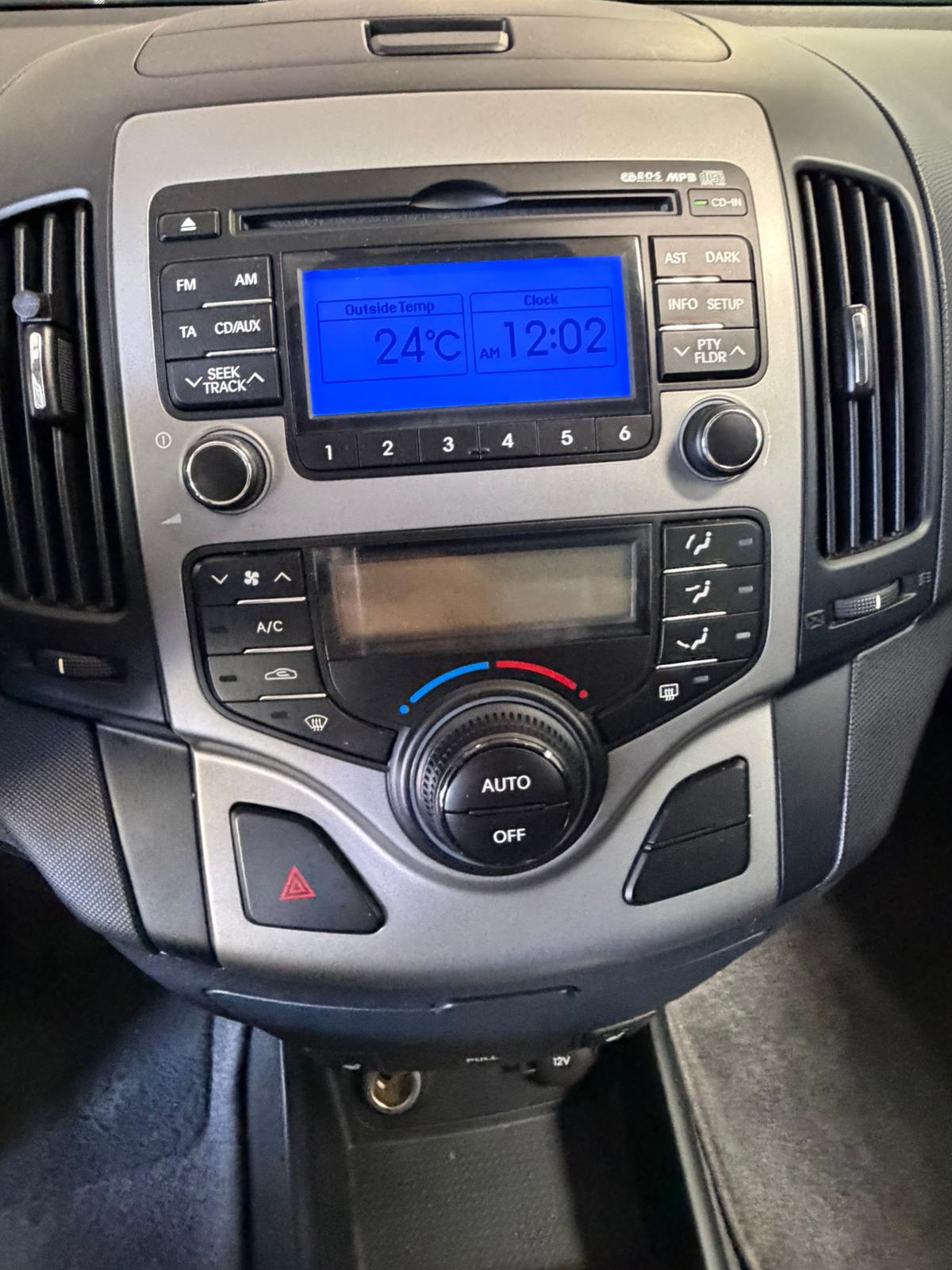 HYUNDAI i30 2.0 CRDi Premium 5,Plätzer-image-10