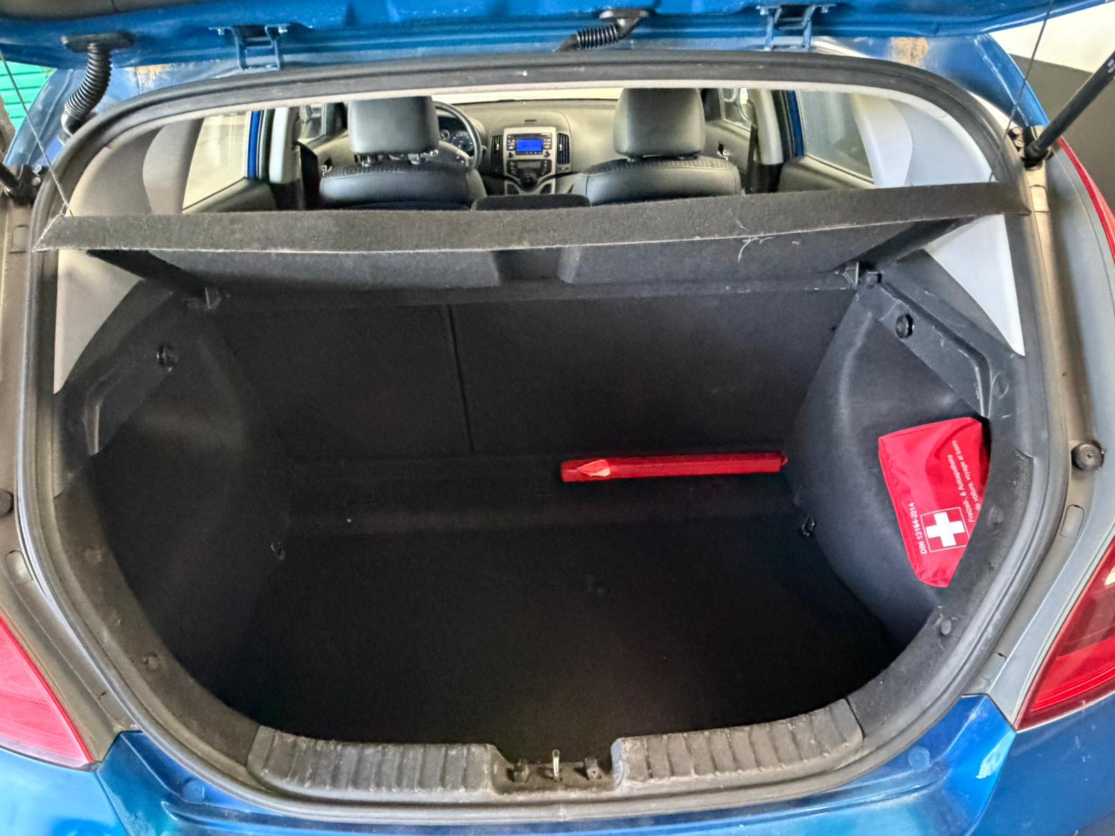 HYUNDAI i30 2.0 CRDi Premium 5,Plätzer-image-5