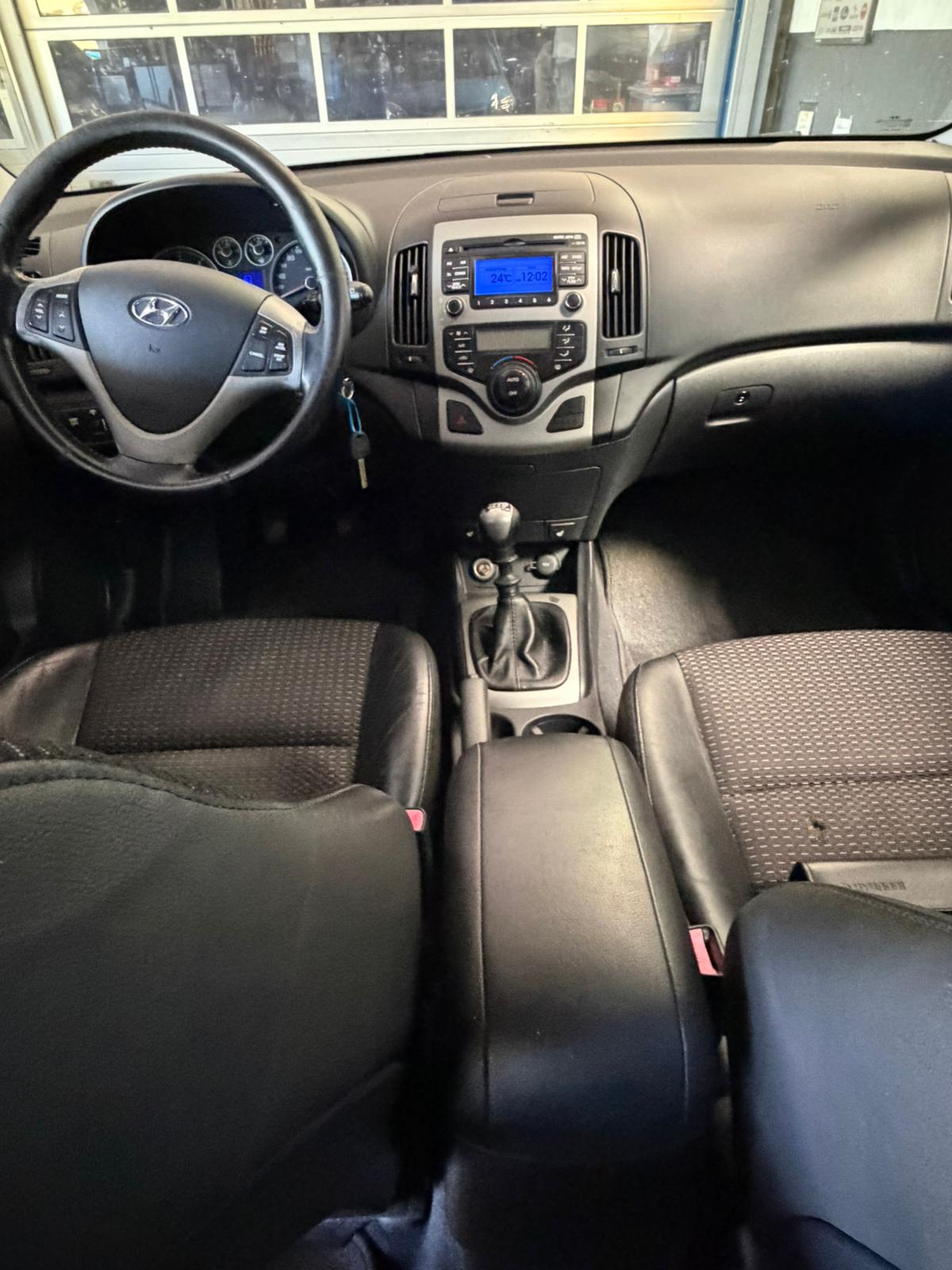 HYUNDAI i30 2.0 CRDi Premium 5,Plätzer-image-9