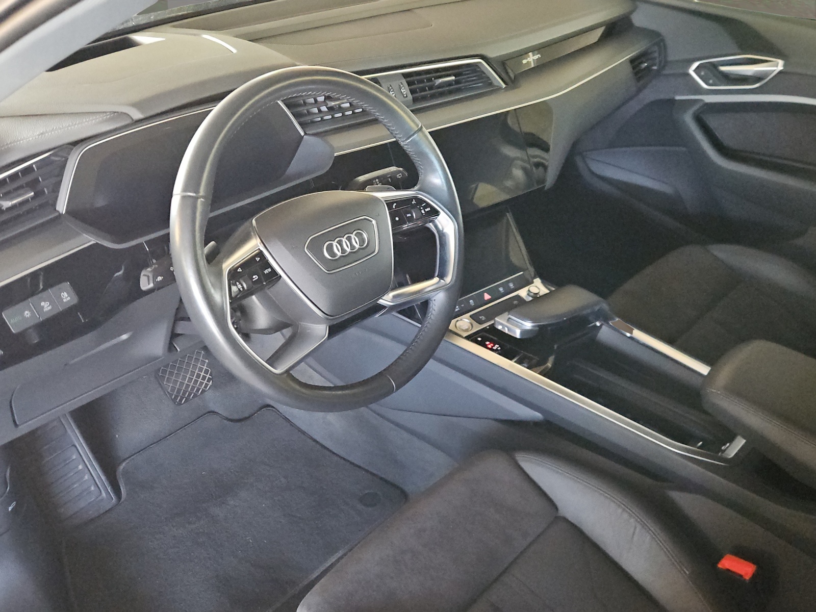 AUDI e-tron 55 Advanced quattro-image-6