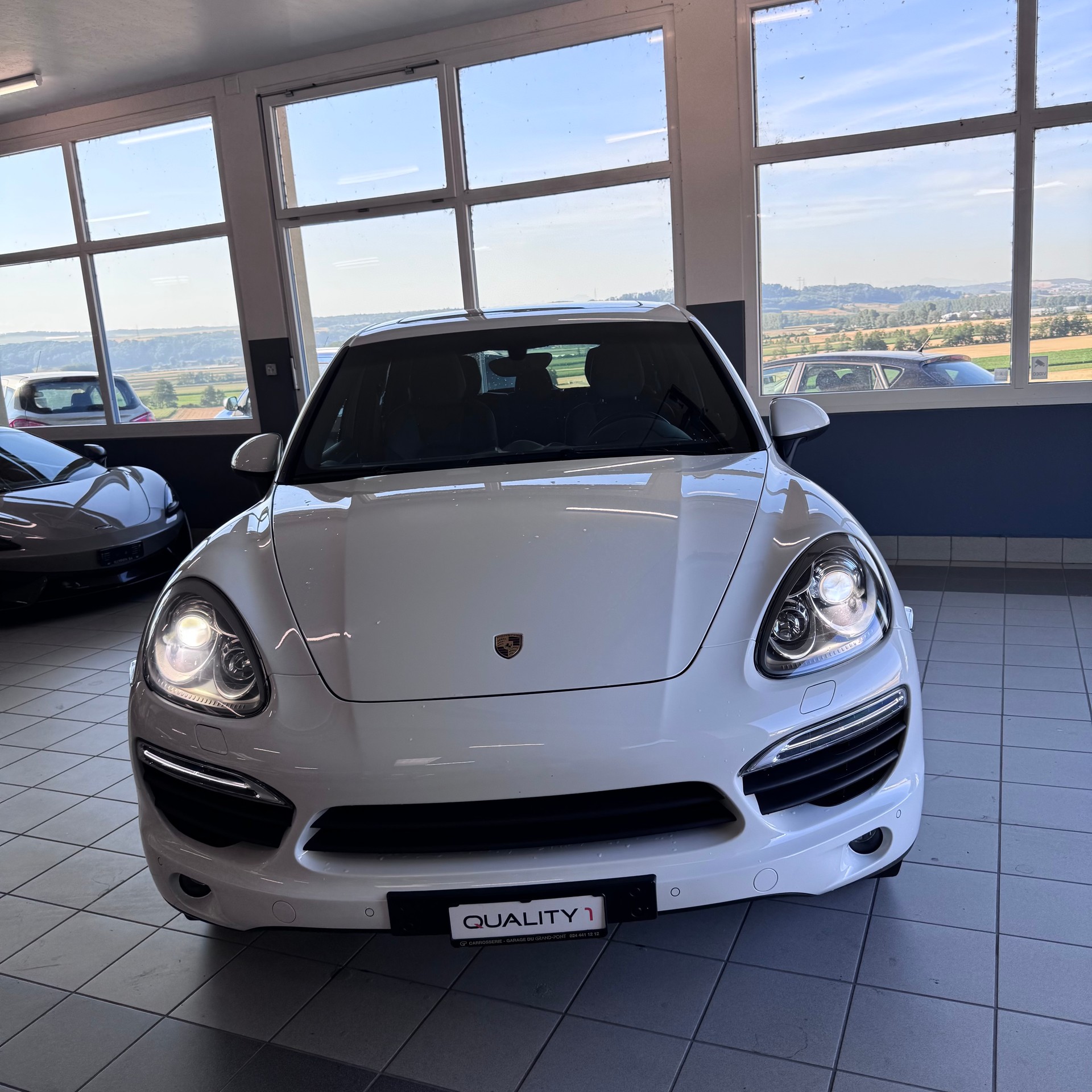 PORSCHE S Diesel-showroom-element-1