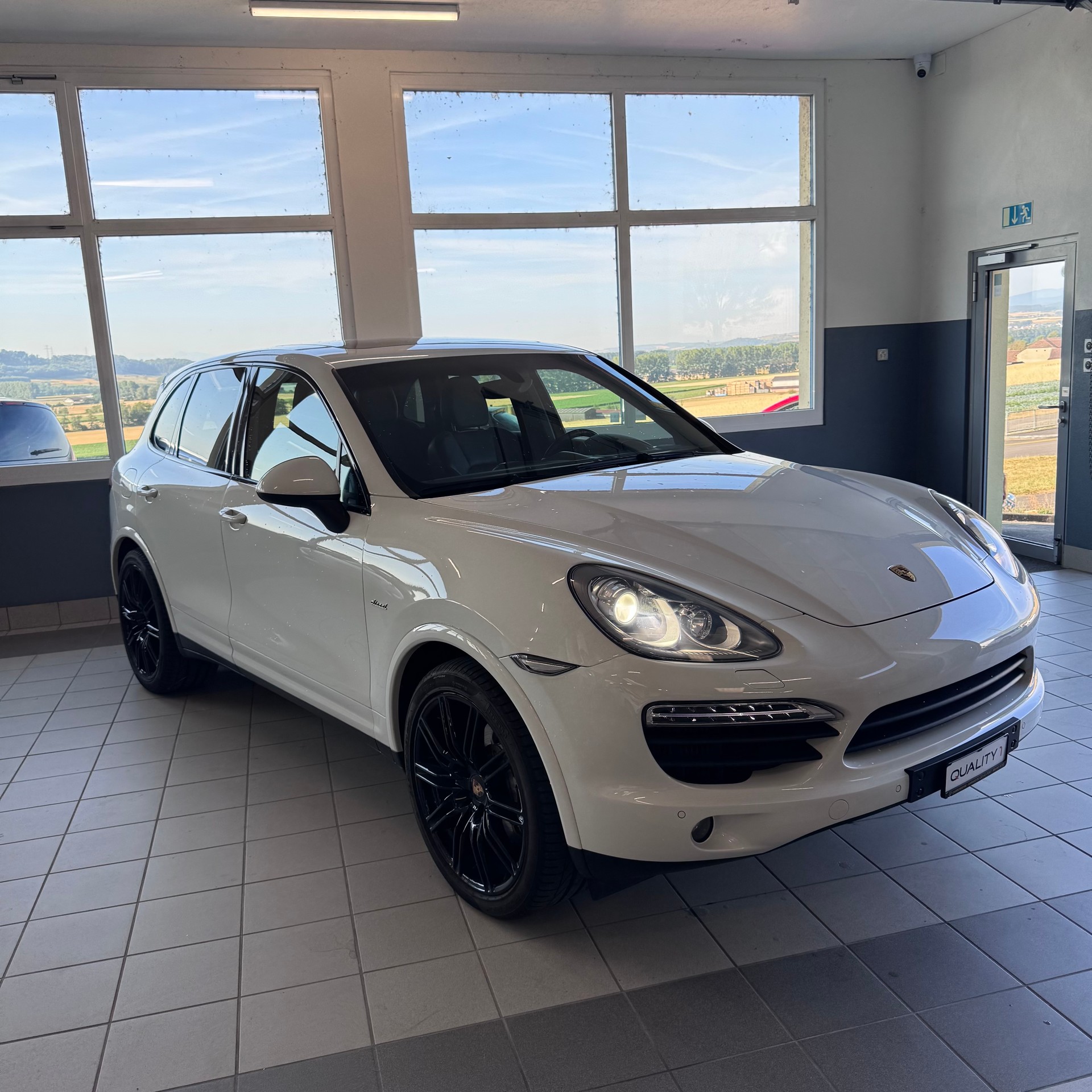 PORSCHE S Diesel-showroom-element-2