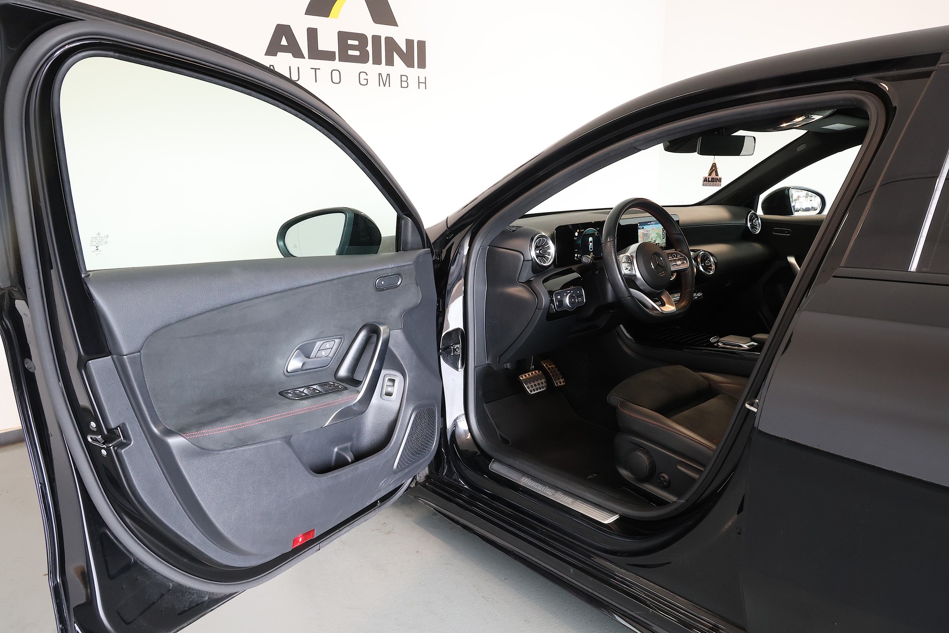 MERCEDES-BENZ A 220 d AMG Line 4m Limousine-image-4
