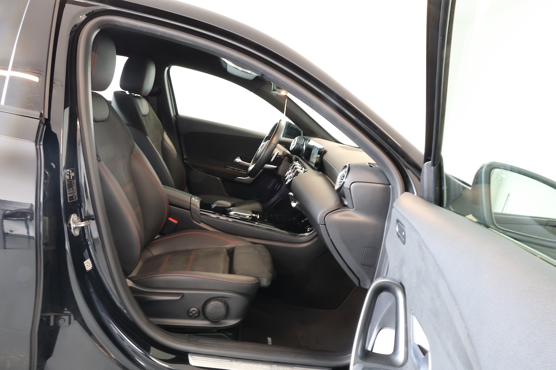 MERCEDES-BENZ A 220 d AMG Line 4m Limousine-image-12