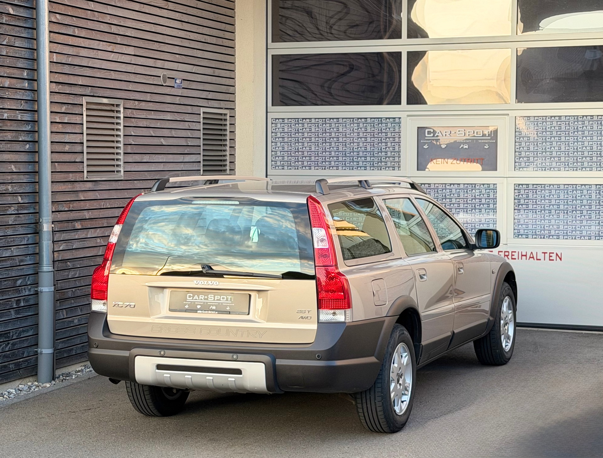 VOLVO XC70 2.5T AWD Summum-showroom-element-3