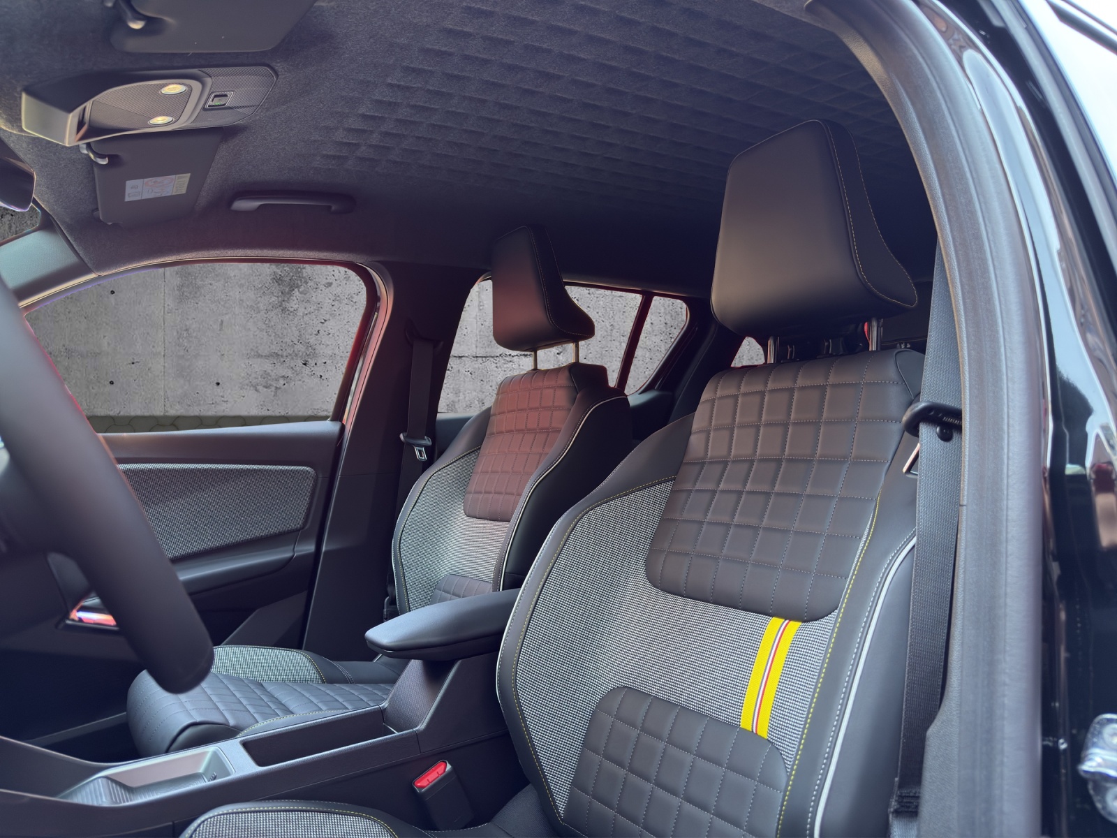 RENAULT R4 E-Tech Comfort Range 52 kWh Iconic-image-10