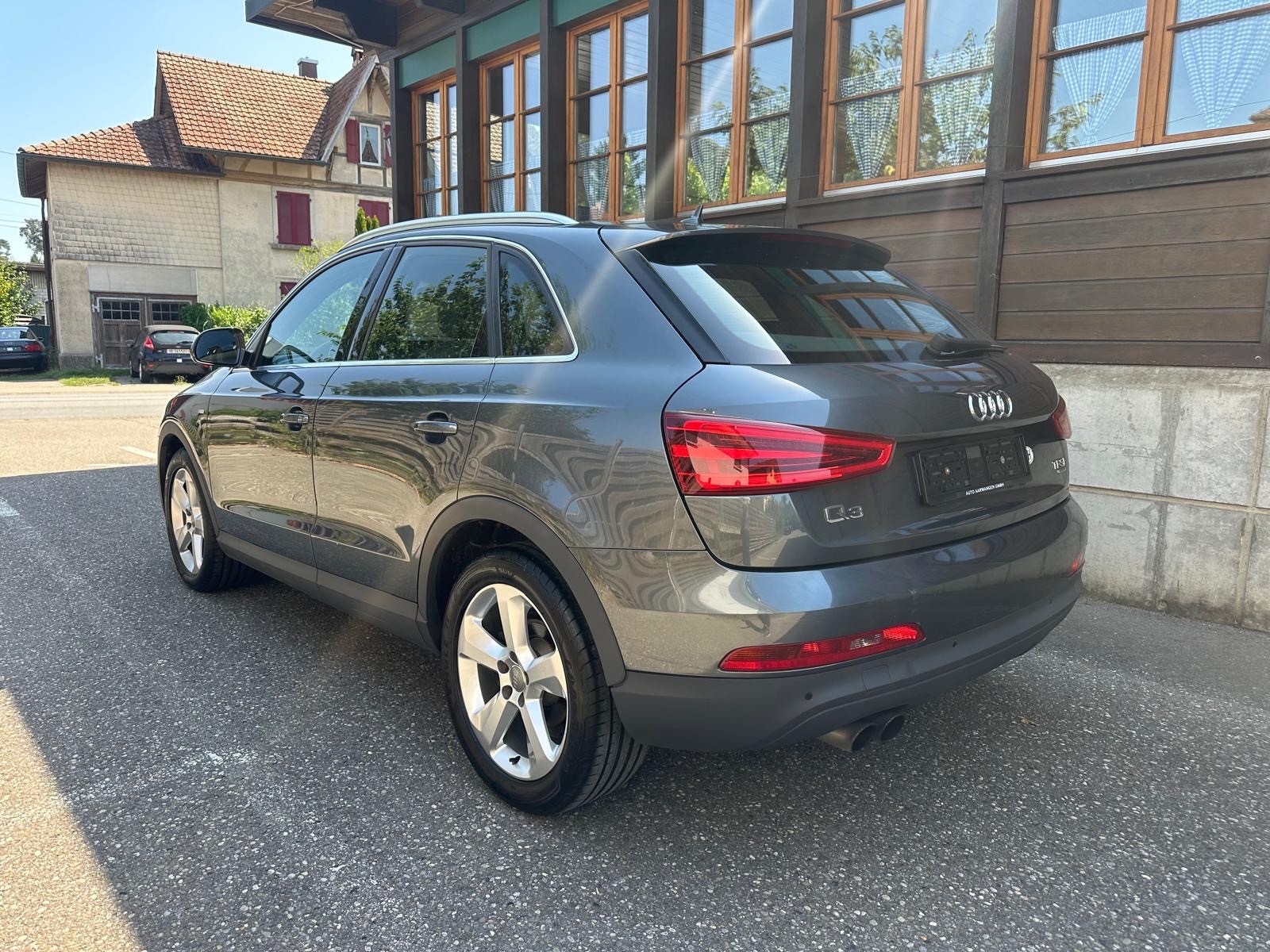 AUDI Q3 2.0 TFSI quattro S-tronic-showroom-element-3