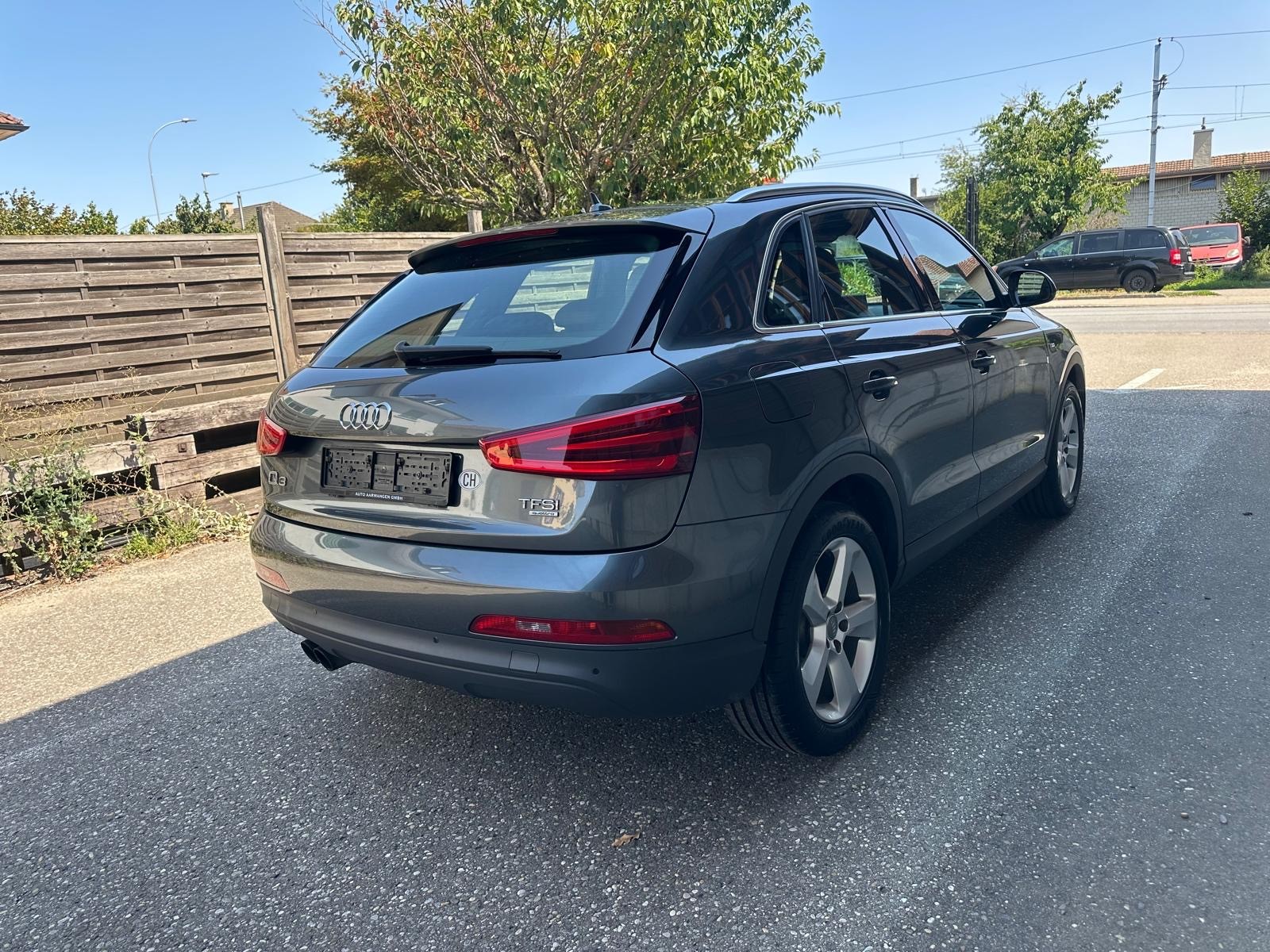 AUDI Q3 2.0 TFSI quattro S-tronic-showroom-element-2