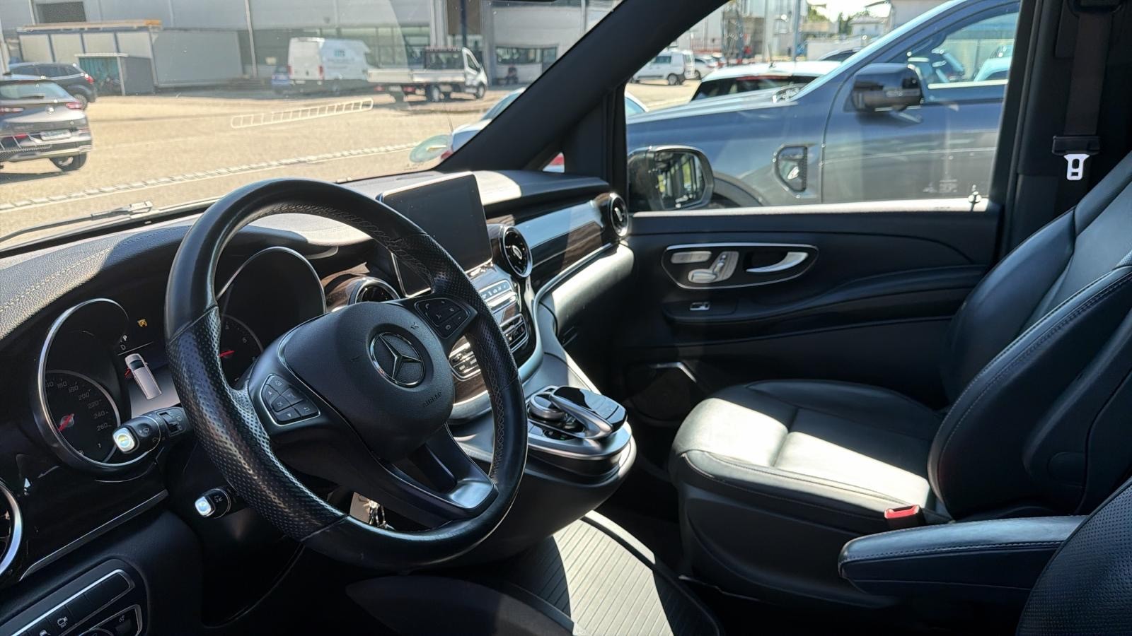 MERCEDES-BENZ V 300 d Avantgarde kompakt 4Matic 9G-Tronic-image-25